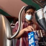 Peserta pelatihan barista Institut Kemandirian Dompet Dhuafa saat praktek membuat kopi