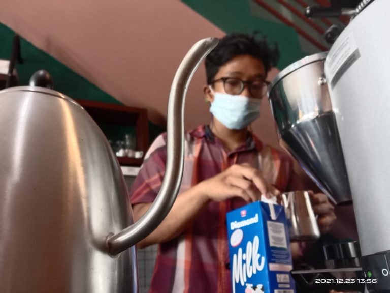 Peserta pelatihan barista Institut Kemandirian Dompet Dhuafa saat praktek membuat kopi