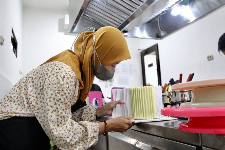 Peserta Bootcamp ketika menghias origami cake