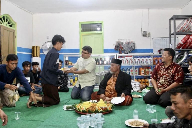 Pemberian tumpeng secara simbolik