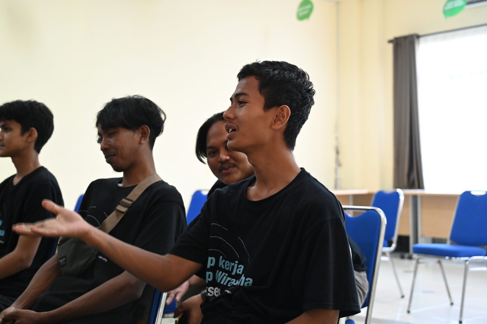 Peserta pelatihan service motor Program Paradaya Movement dalam kegiatan kelas softskill di Kampus Utama Institut Kemandirian, Tangerang, Selasa (05/11/2024).