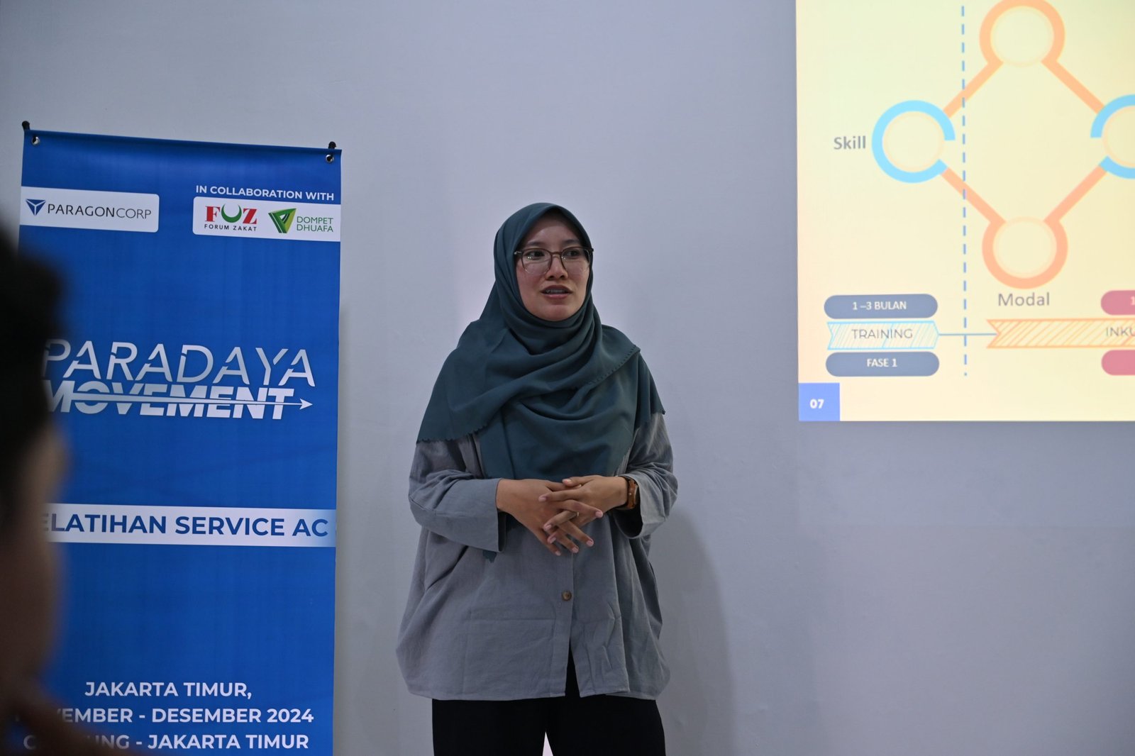 Supervisor Program Development Institut Kemandirian, Tirta Rahayu dalam pemaparan nilai kelembagaan di Kampus Institut Kemandirian Satelit Depok, Jum’at (29/11/2024).