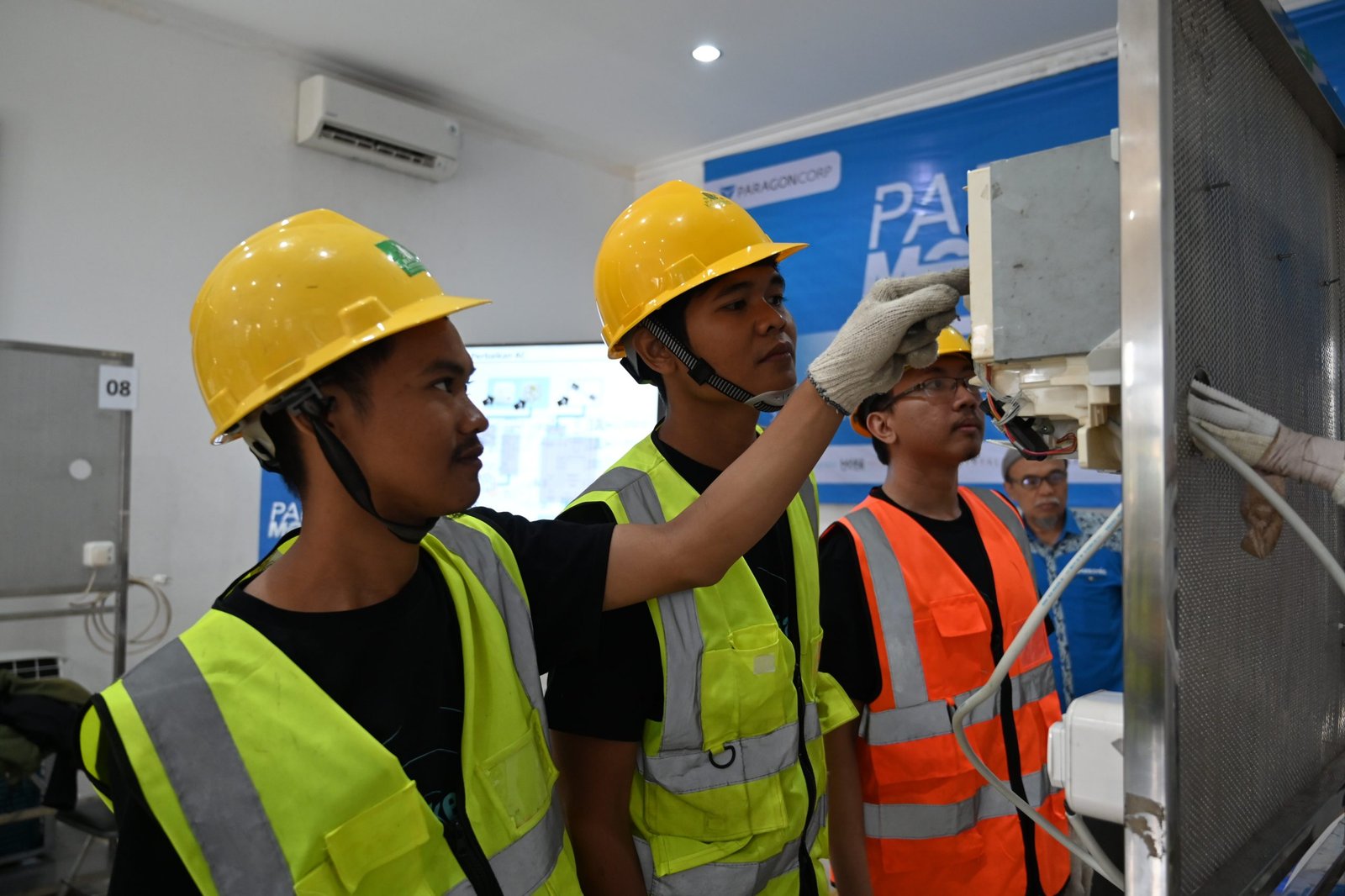 Peserta pelatihan Service AC praktek langsung perbaikan AC dalam pelatihan Service AC pada Selasa (03/12/2024).