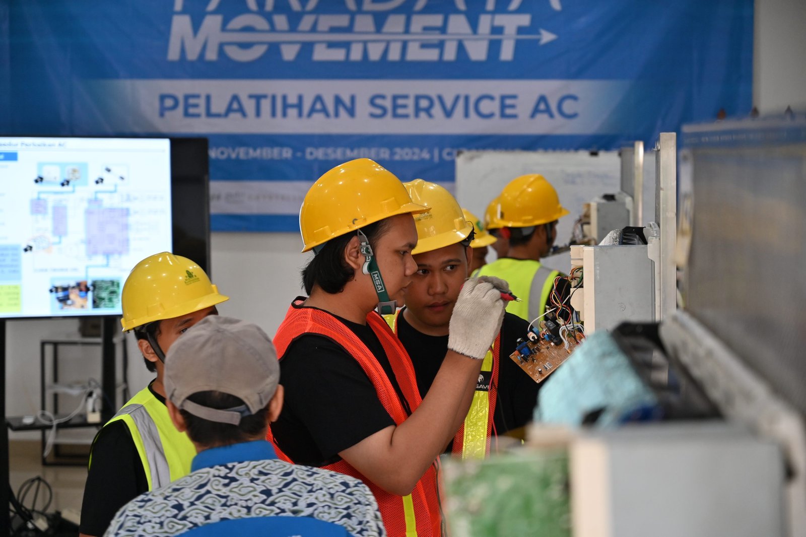 Peserta pelatihan Service AC praktek langsung perbaikan AC dalam pelatihan Service AC pada Selasa (03/12/2024).