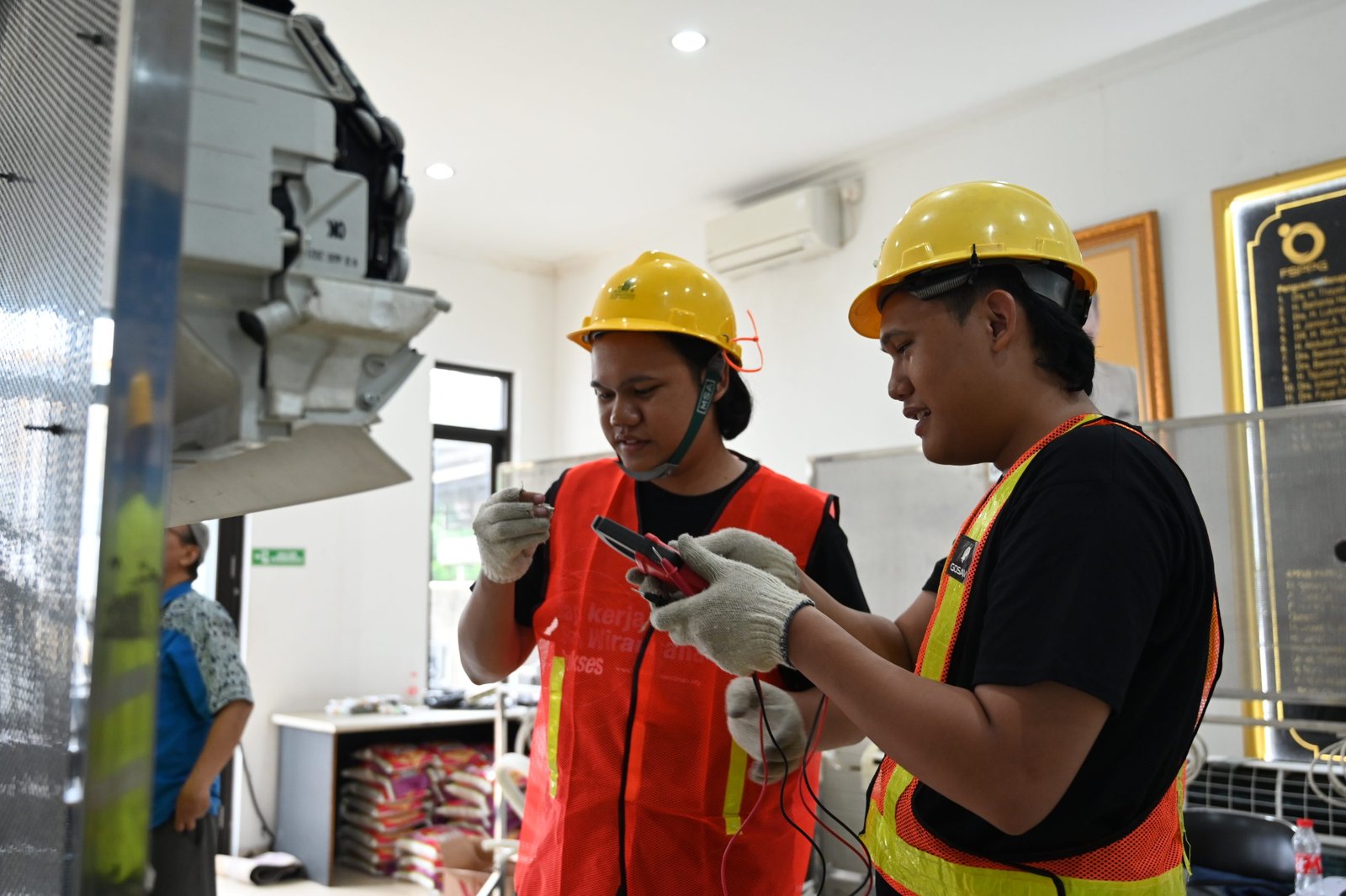 Peserta pelatihan Service AC praktek langsung perbaikan AC dalam pelatihan Service AC pada Selasa (03/12/2024).