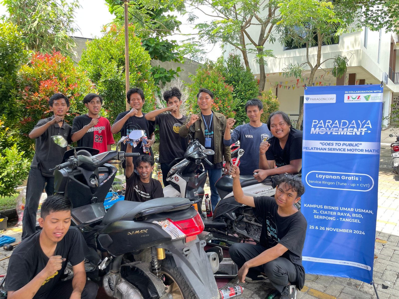 Para peserta pelatihan Paradaya Movement setelah praktek langsung layanan service motor gratis dalam ‘Goes to Public’ di wilayah Serpong, Tangerang Selatan, pada Selasa, (26/11/2024).