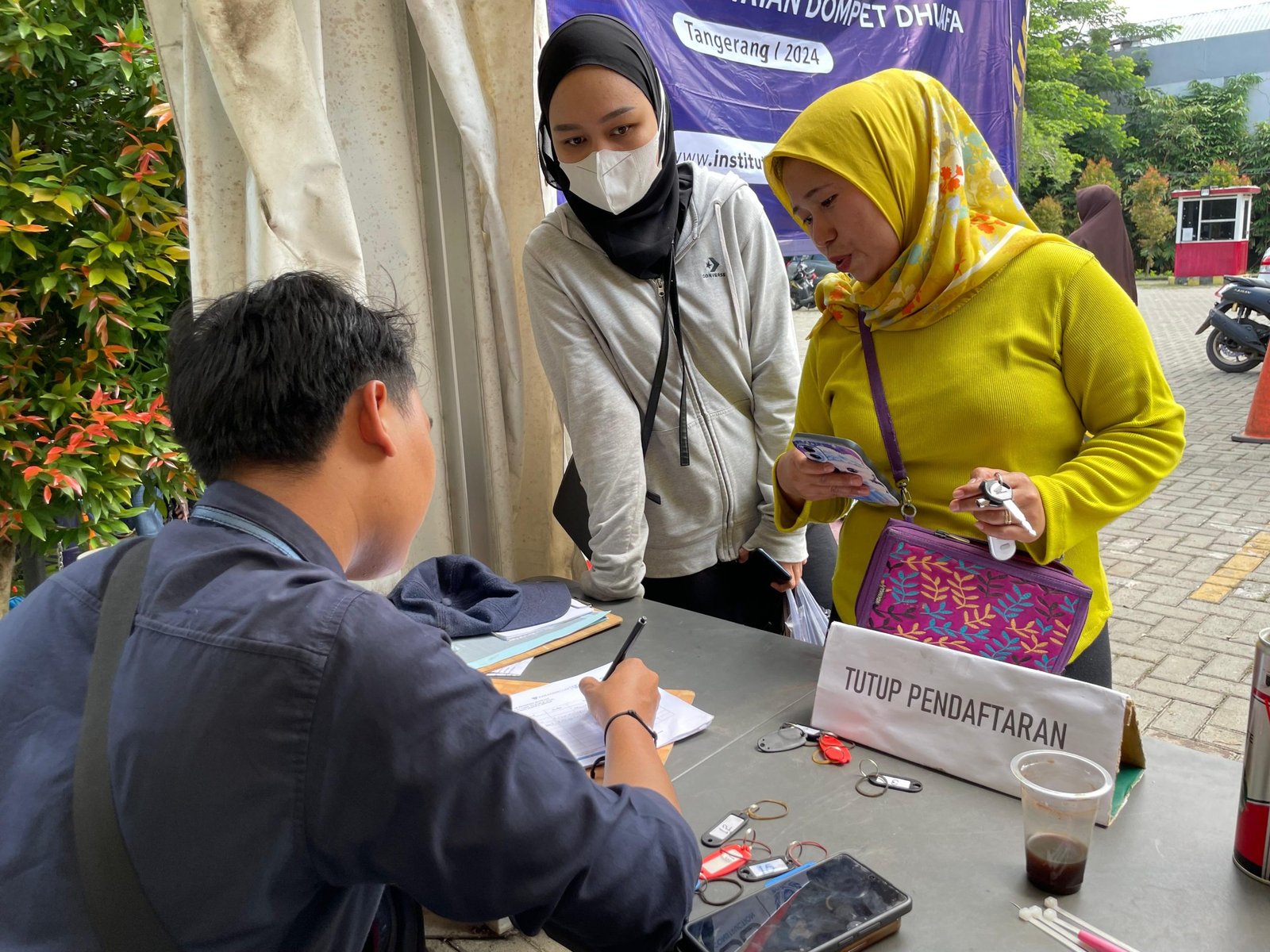 Antusias warga sekitar mendaftar pelayanan service motor gratis ‘Goes to Public’ di Serpong, Tangerang Selatan, Selasa (26/11/2024).
