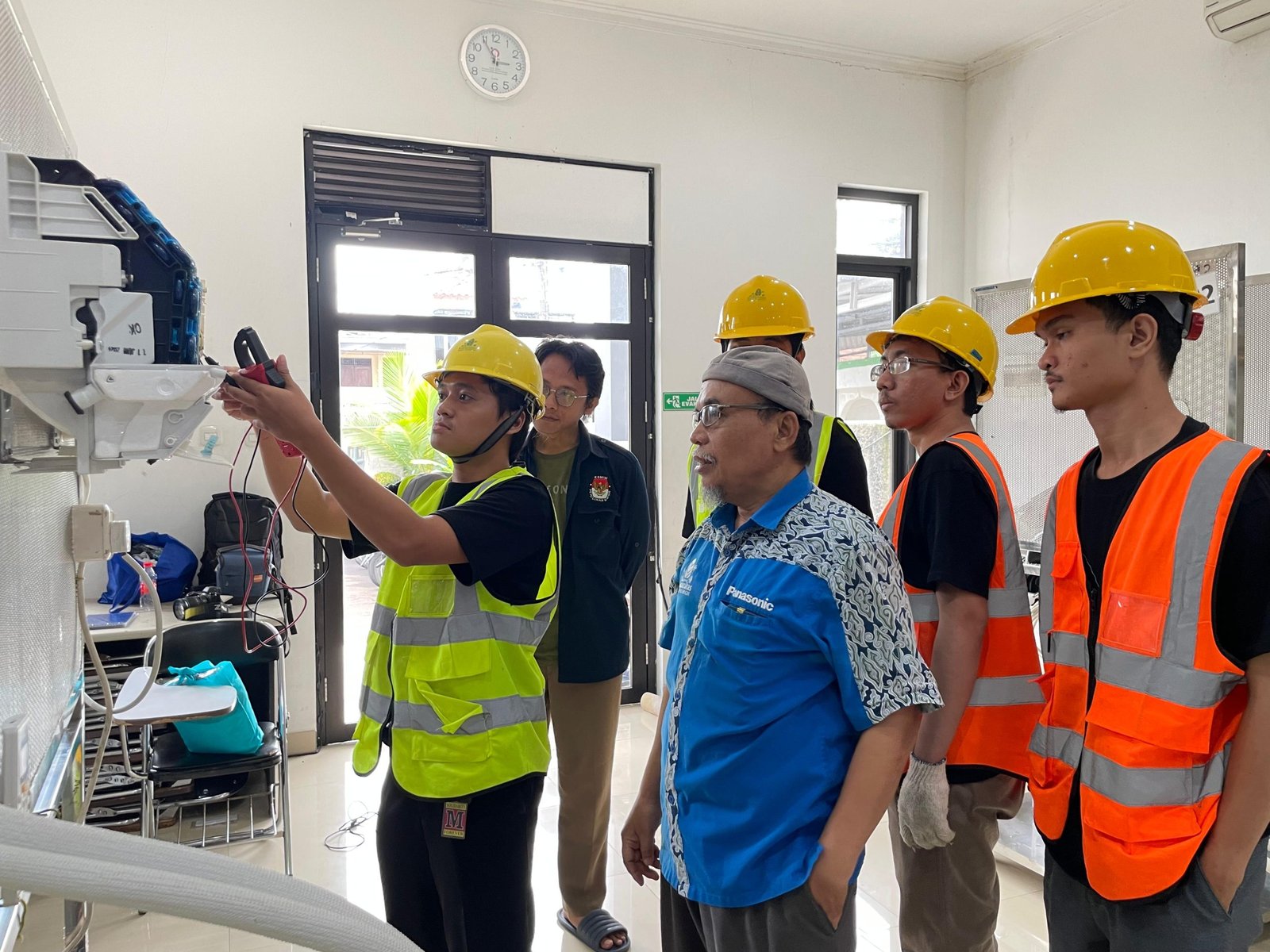 Peserta pelatihan Service AC praktek langsung perbaikan AC dalam pelatihan Service AC pada Selasa (03/12/2024).