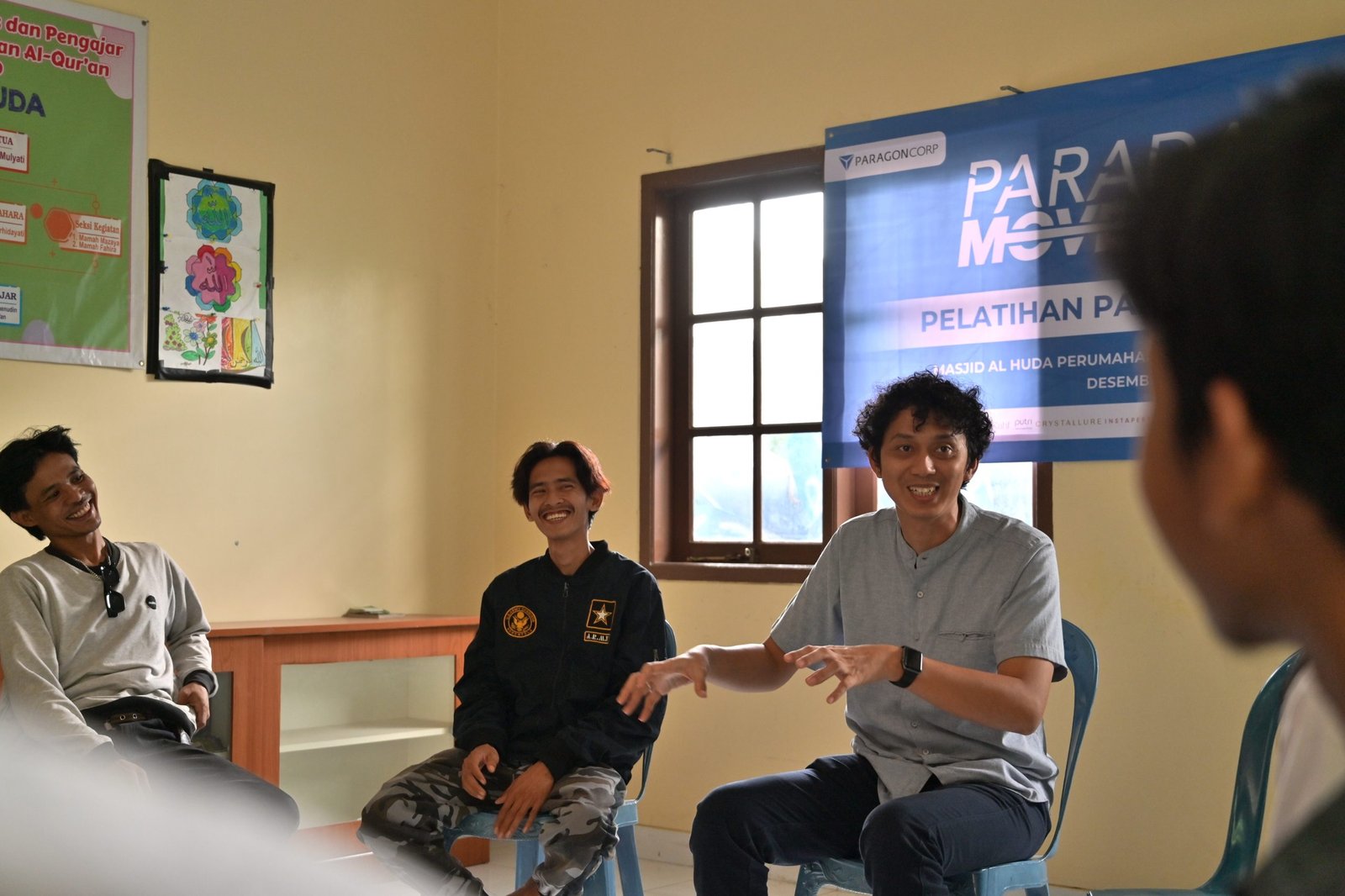 Pemberian arahan oleh Owner Sekolah Barber Indonesia, Sendhy Desmijaya kepada peserta pangkas rambut. Bekasi, Selasa (10/12/2024).