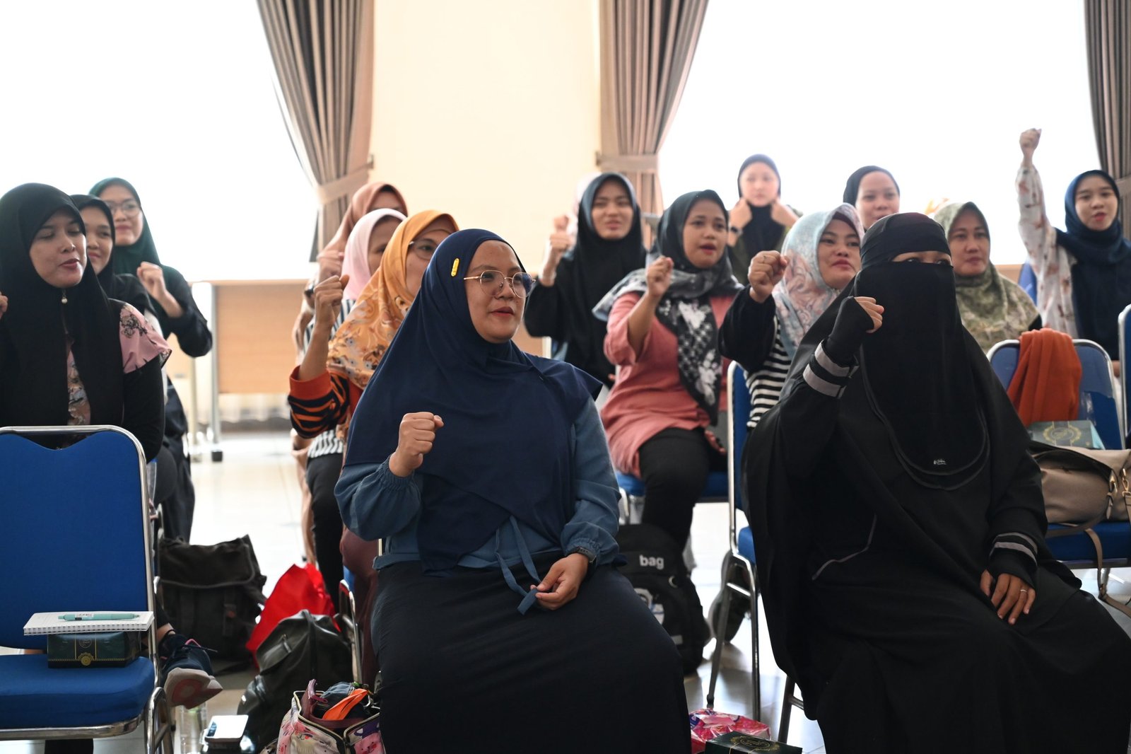 Peserta pelatihan Maternity SPA Program Paradaya Movement dalam kegiatan pembukaan pelatihan di Kampus Utama Institut Kemandirian, Tangerang, Senin (06/01/2025).