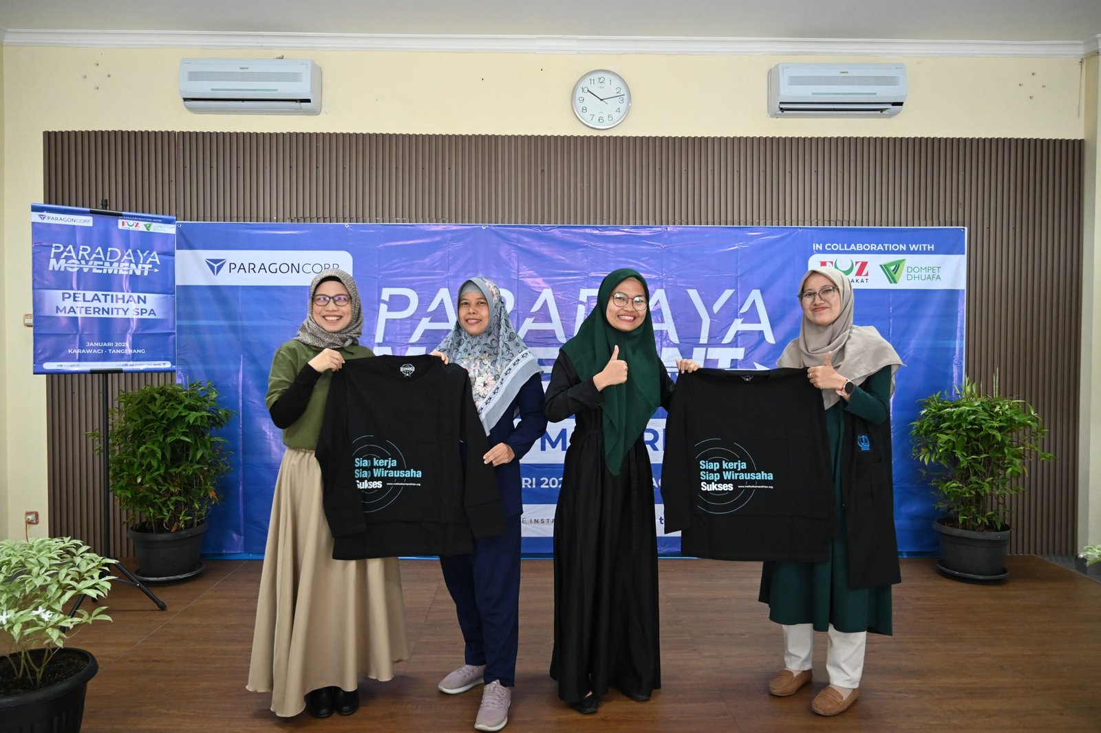 Simbolis penyerahan kaos sebagai penanda dimulainya pelatihan oleh CEO Latifa SPA Academy, Verawati Amir dan Supervisor Program Development, Tirta Rahayu kepada perwakilan peserta Maternity SPA. Tangerang, Senin (06/01/2025).