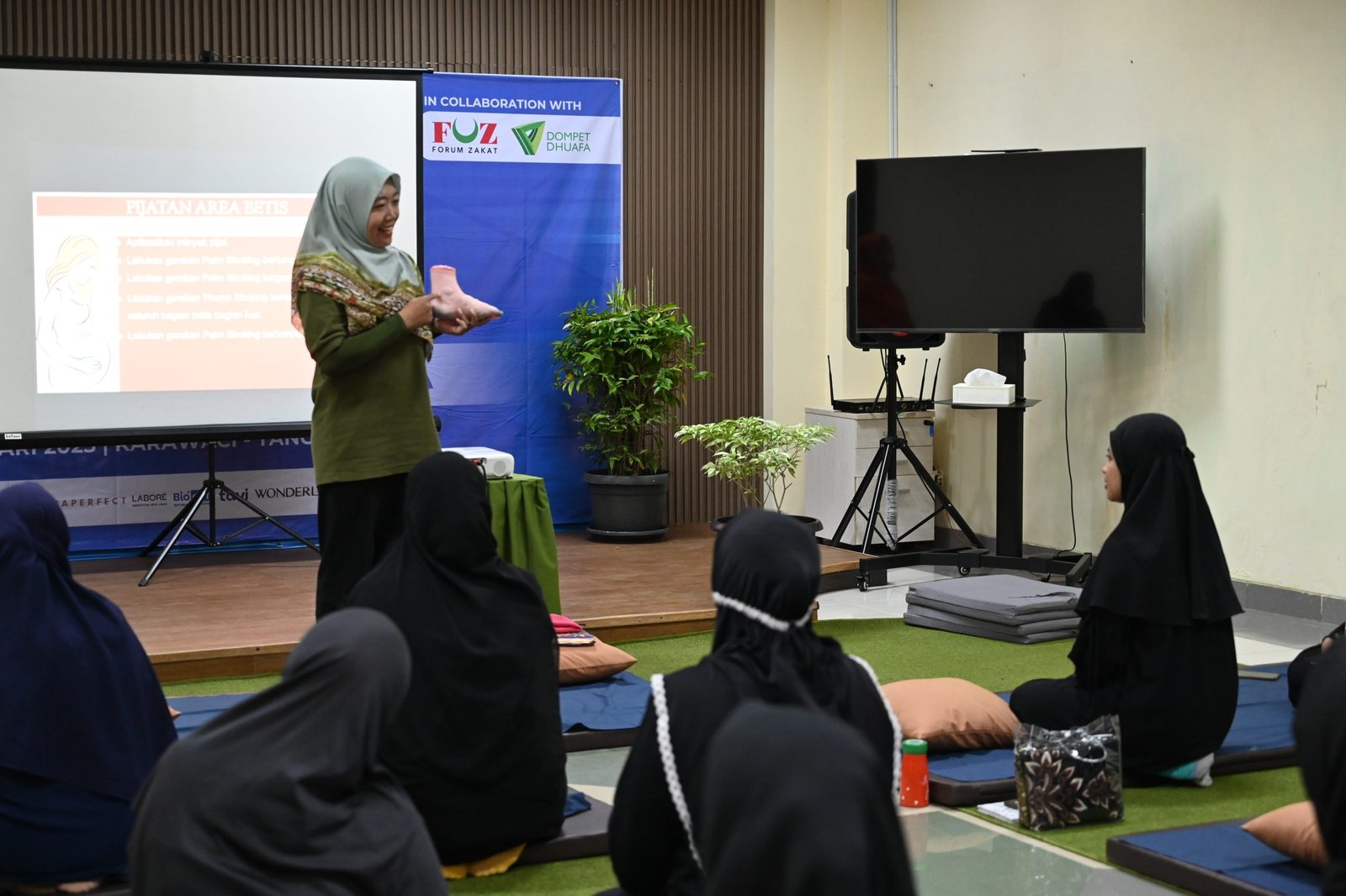 Pemberian materi oleh instruktur pelatihan dari Latifa SPA Academy, kepada peserta Maternity SPA. Tangerang, Senin (06/01/2025).