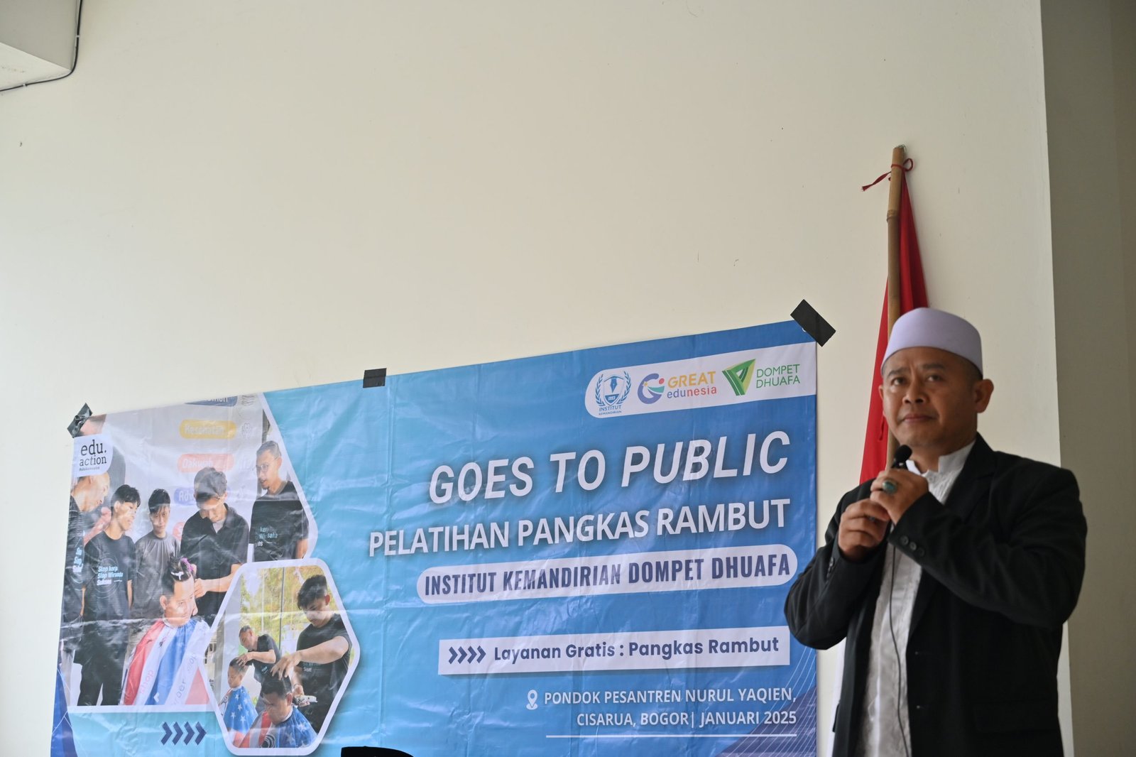 Ustadz Affan dalam sambutan pembukaan Goes To Public Pelatihan Pangkas Rambut di Cisarua, Bogor, Ahad (19/01/2024).