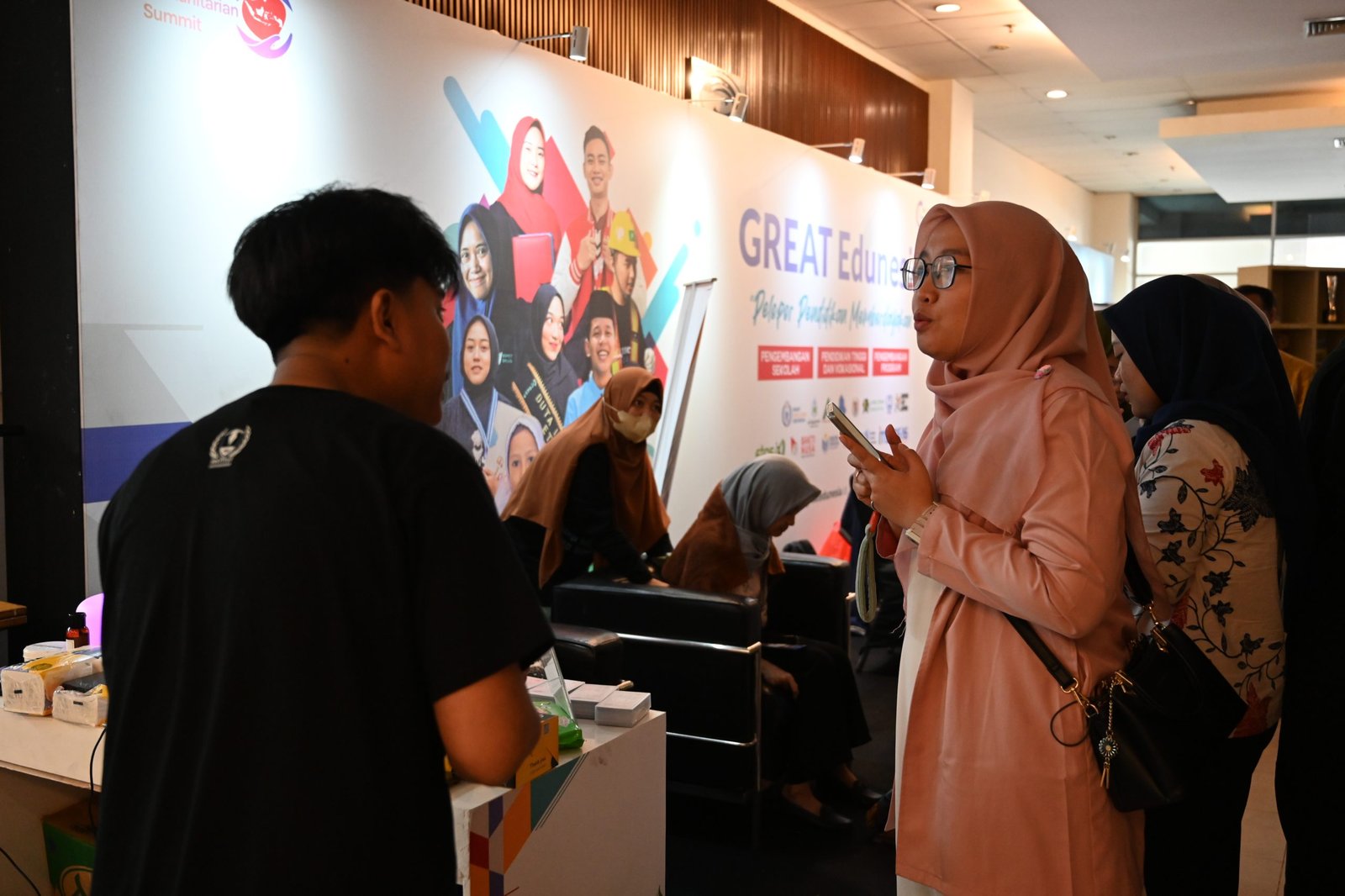 Penjelasan program Institut Kemandirian kepada pengunjung dalam kegiatan I Hits Dompet Dhuafa, Jakarta, Kamis  (23/01/2025).