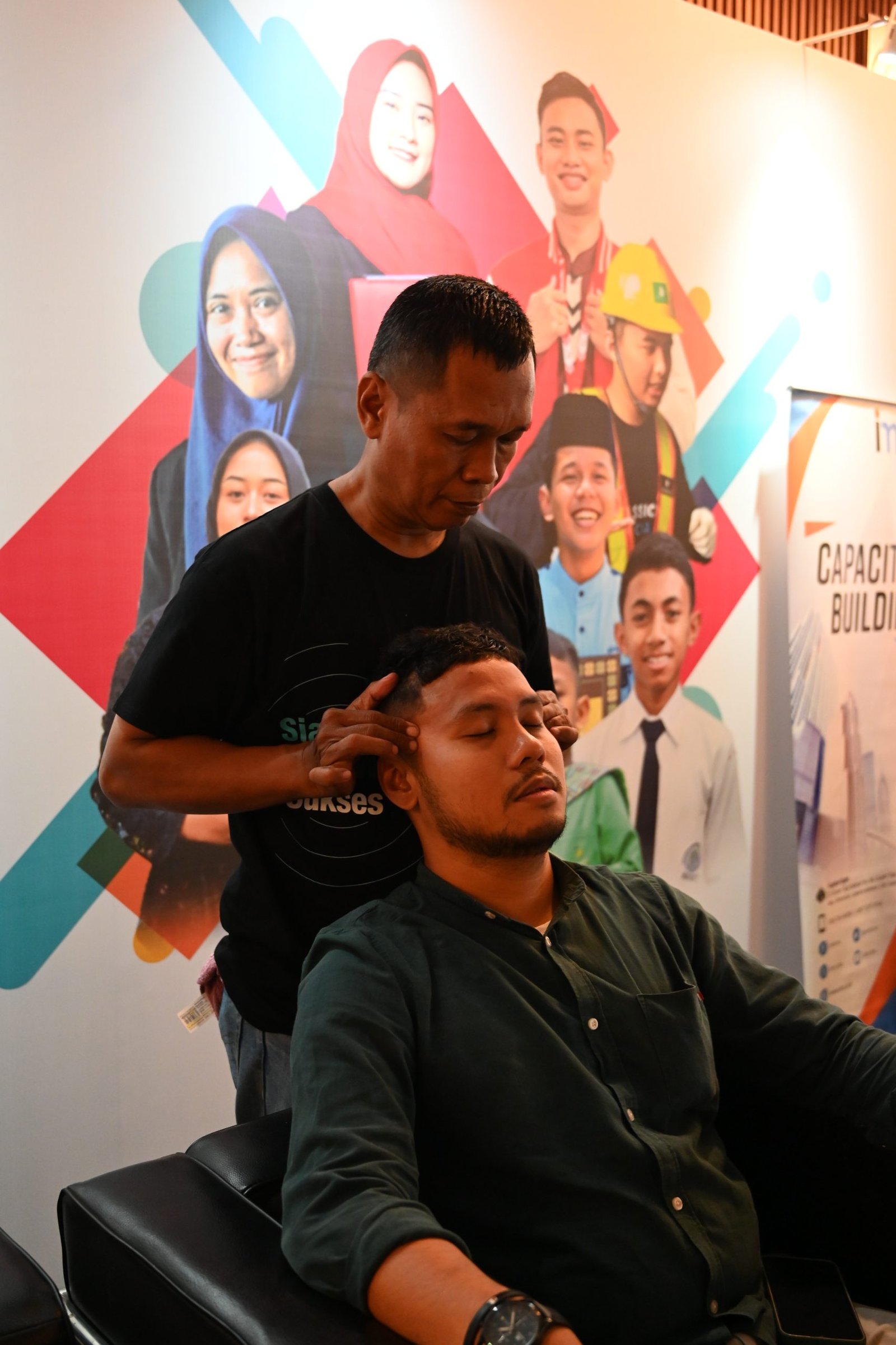 Layanan pijat gratis dalam kegiatan I Hits Dompet Dhuafa, Jakarta, Kamis  (23/01/2025).