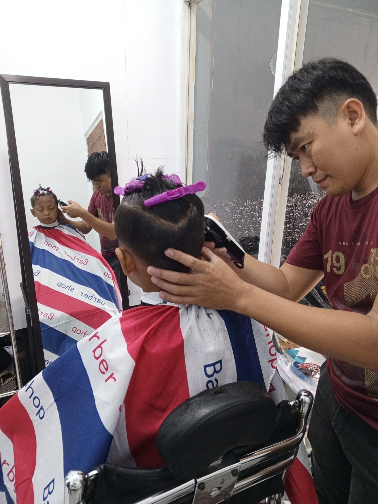 Praktek langsung pangkas rambut dalam pelatihan Pangkas Rambut Paradaya pada Rabu (18/12/2024)