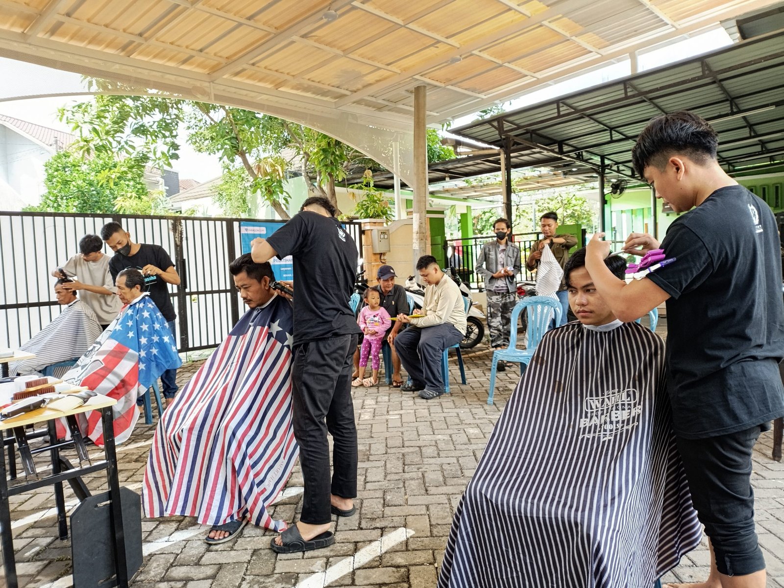 Layanan pangkas rambut oleh peserta pelatihan kepada masyarakat Bekasi pada acara Goes to Public. Bekasi, Jum’at (20/12/2024).