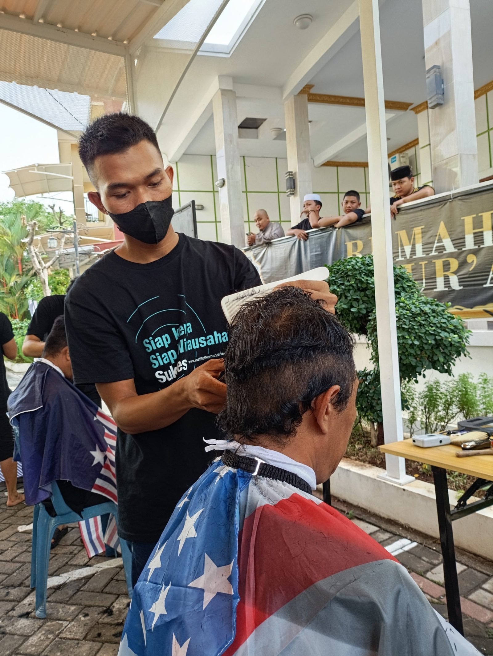 Layanan pangkas rambut oleh peserta pelatihan kepada masyarakat Bekasi pada acara Goes to Public. Bekasi, Jum’at (20/12/2024).
