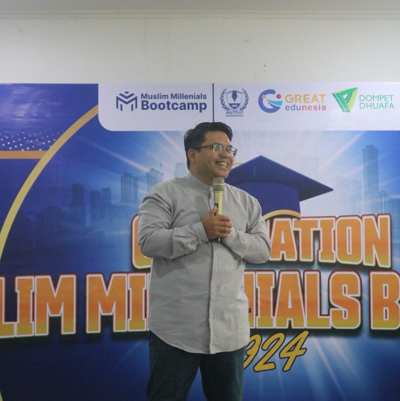 Direktur Institut Kemandirian, Abdurrahman Usman dalam pemaparan nilai kelembagaan dalam graduation Muslim Millenials Bootcamp di Serpong, Tangerang, Sabtu (21/12/2024).