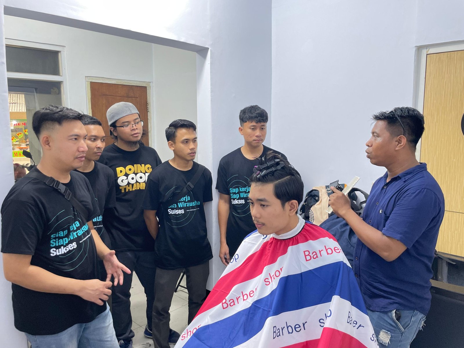 Pemberian materi oleh instruktur dalam pelatihan Pangkas Rambut Paradaya pada Jumat (06/12/2024).