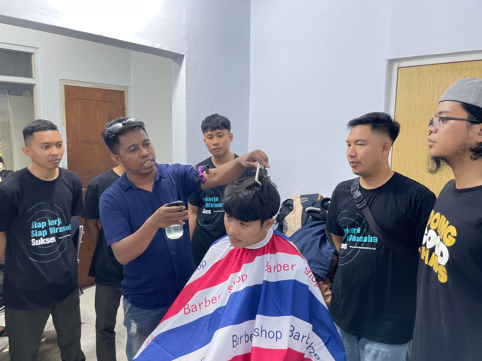 Pemberian materi oleh instruktur dalam pelatihan Pangkas Rambut Paradaya pada Jumat (06/12/2024).