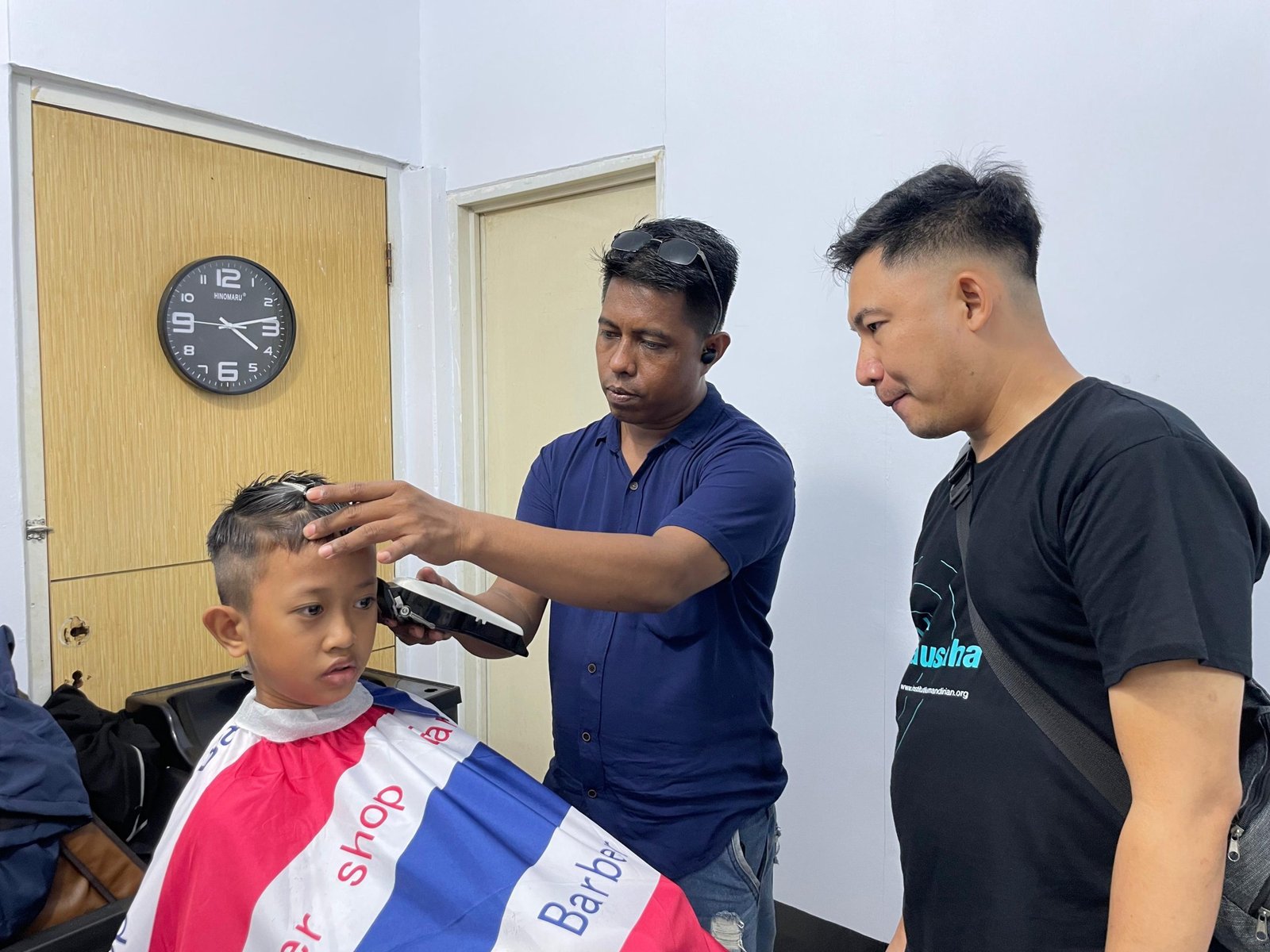 Praktek langsung pangkas rambut dalam pelatihan Pangkas Rambut Paradaya pada Jumat (06/12/2024)