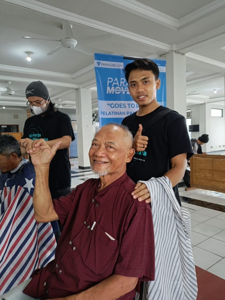 Layanan pangkas rambut oleh peserta pelatihan kepada masyarakat Depok pada acara Goes to Public.Depok, Senin (16/12/2024).