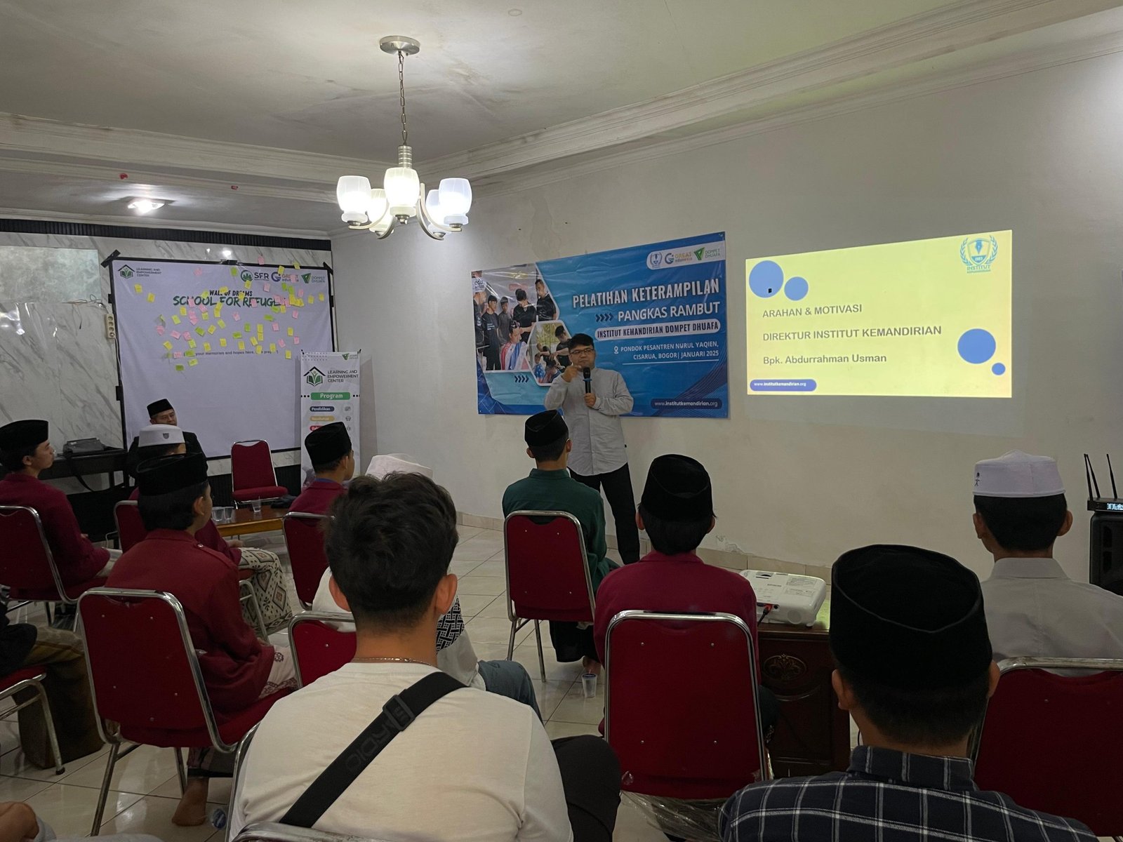 Direktur Institut Kemandirian, Abdurrahman Usman dalam pemaparan nilai kelembagaan di Learning and Empowerment Center Dompet Dhuafa, Bogor, Ahad (12/01/2024).