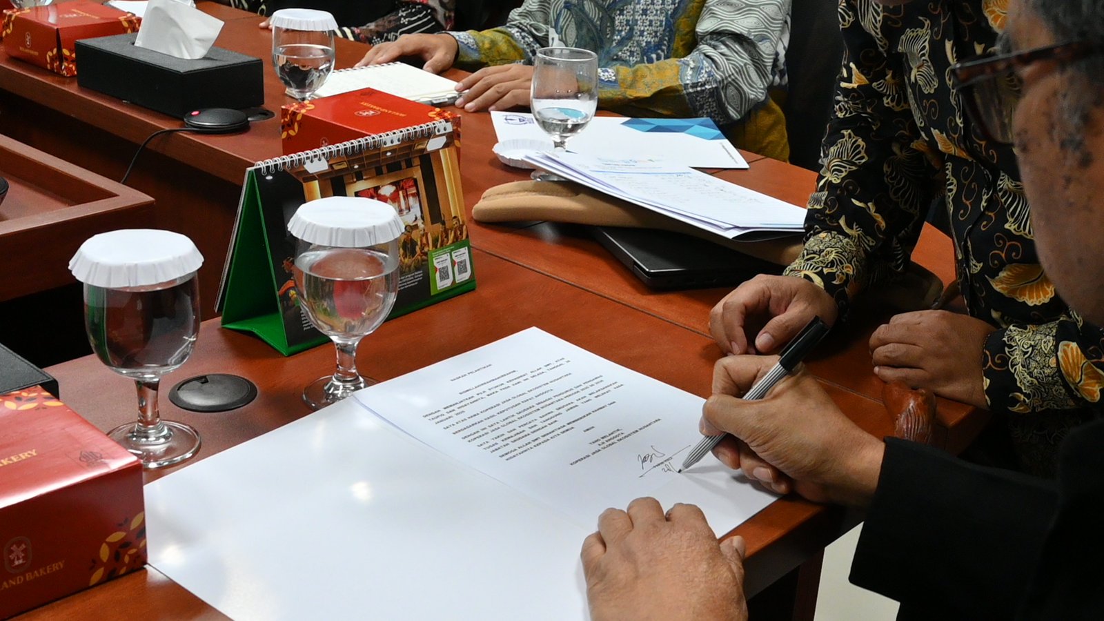 Proses penandatanganan naskah pelantikan pengurus dan pengawas oleh Penasihat Koperasi GEN, Parni Hadi, Jakarta Selatan, Selasa, (28/01/2025).