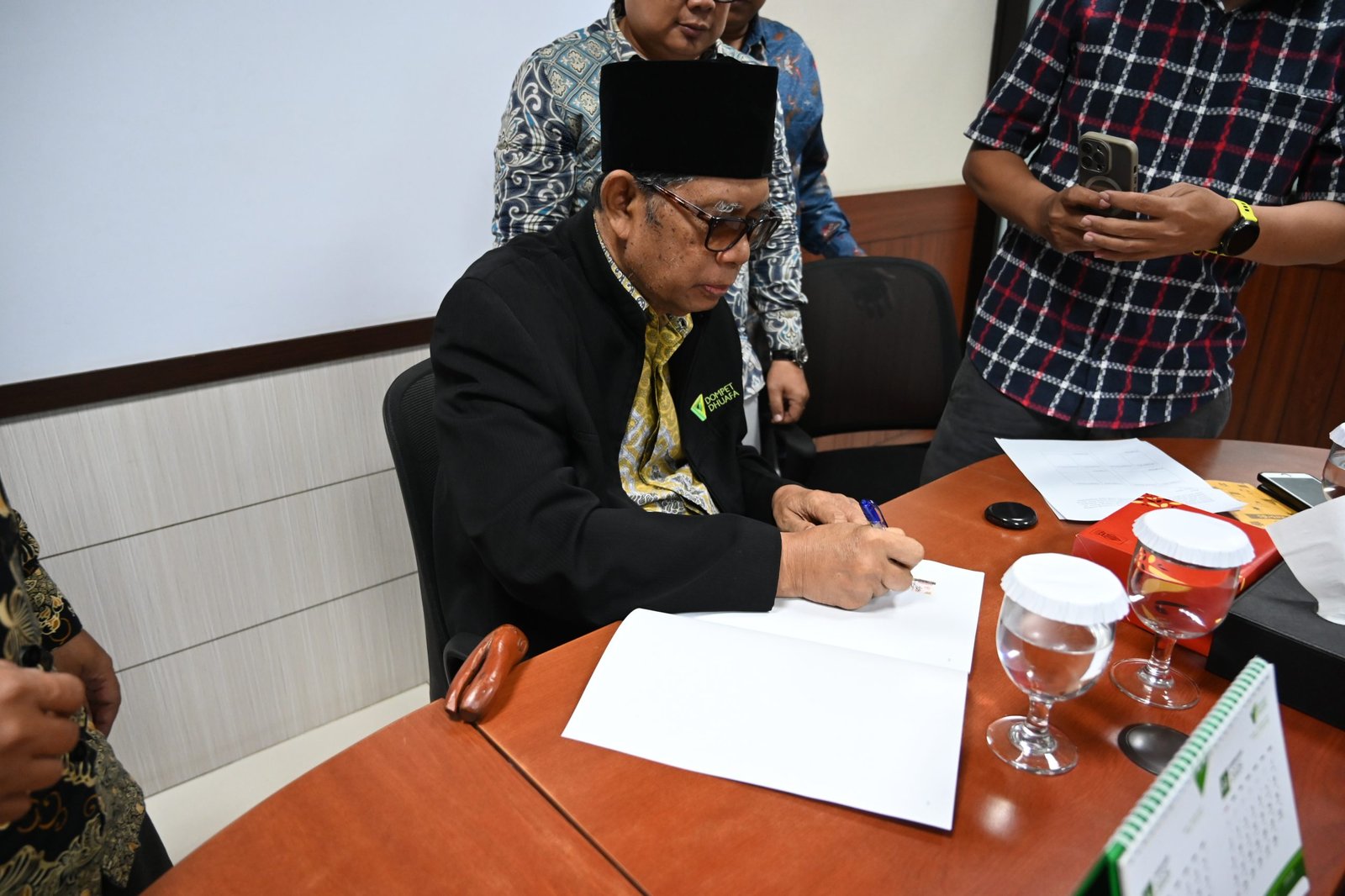 Proses penandatanganan naskah pelantikan pengurus dan pengawas oleh Penasihat Koperasi GEN, Parni Hadi, Jakarta Selatan, Selasa, (28/01/2025).