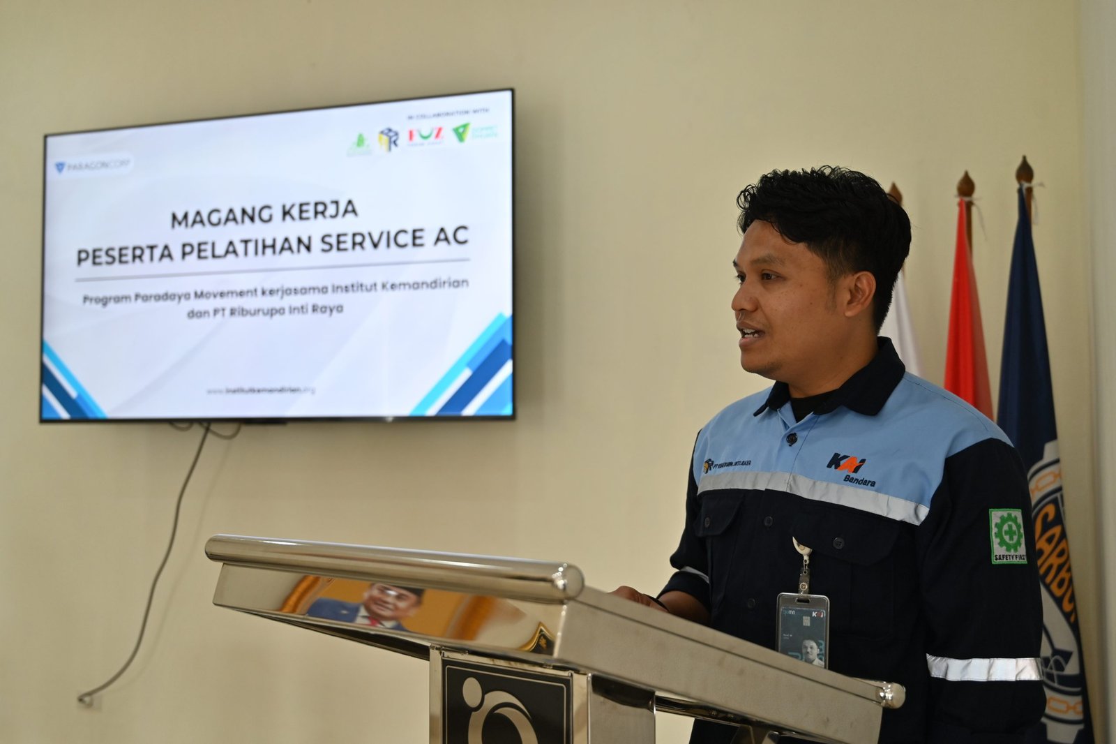 Sambutan Direktur Utama PT Riburupa Intijaya, Roni S. Tr. Kom, dalam simbolis penyaluran magang peserta service AC Institut Kemandirian ke PT Riburupa Intijaya.