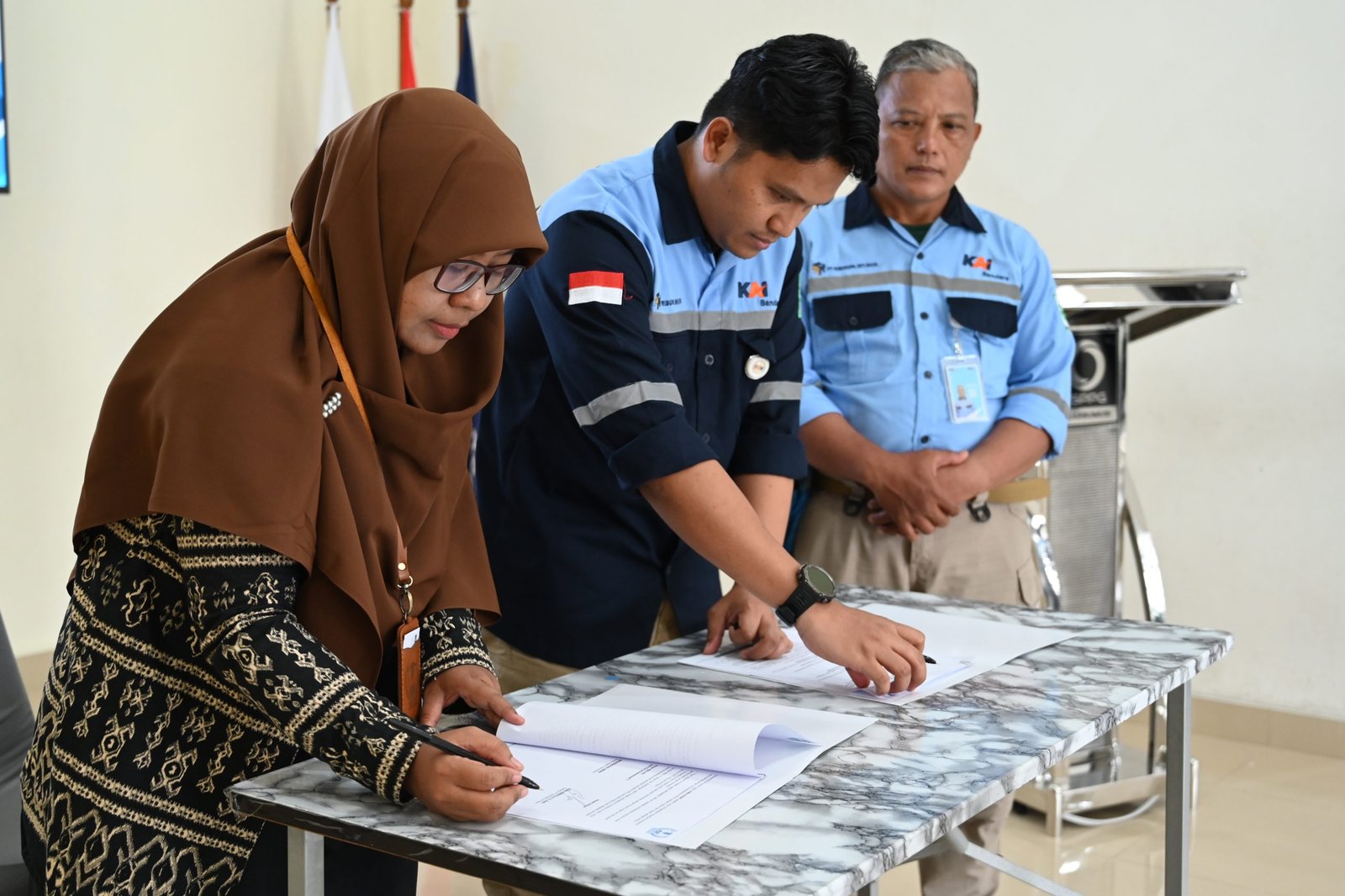 Penandatanganan MOU kerjasama program magang oleh pihak Institut Kemandirian dan PT Riburupa Intijaya 