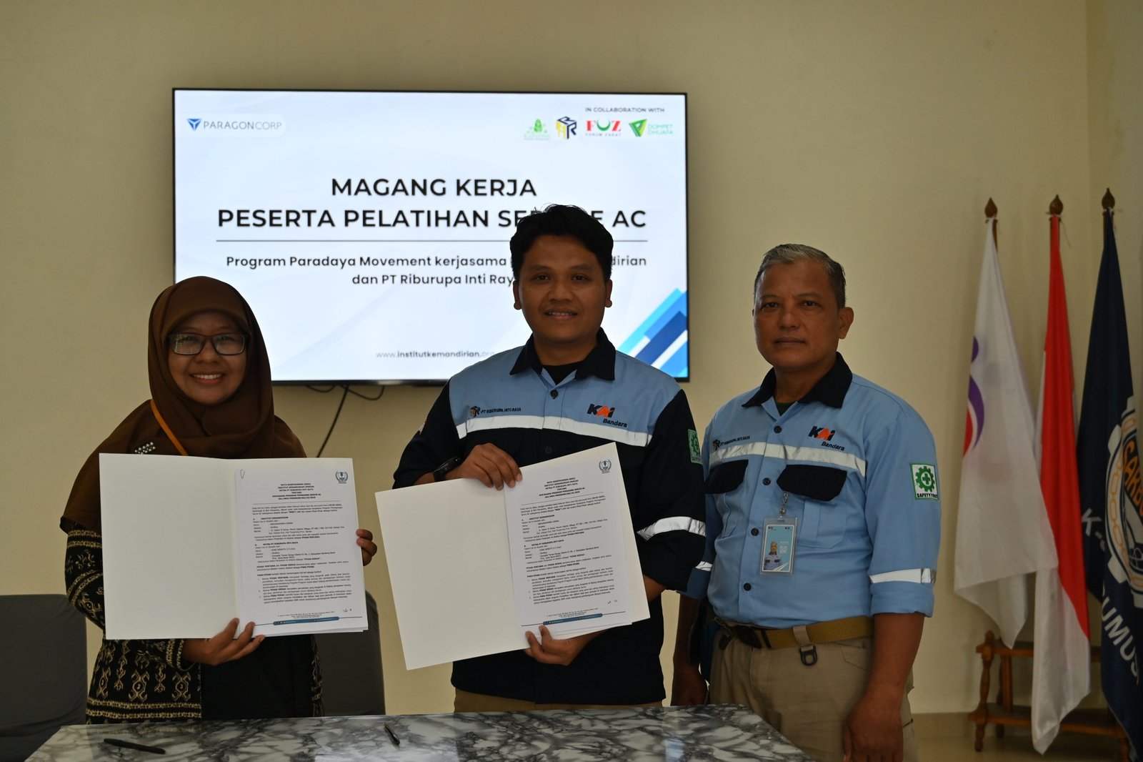 Penandatanganan MOU kerjasama program magang oleh pihak Institut Kemandirian dan PT Riburupa Intijaya 