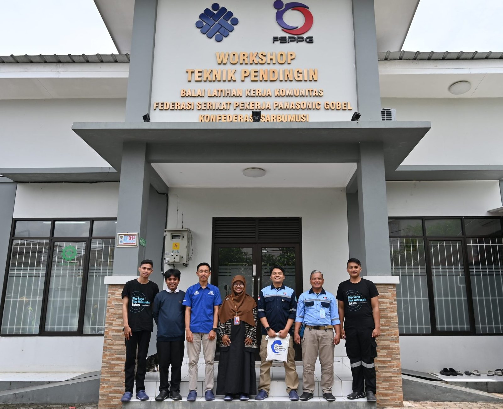 Simbolis penyaluran magang peserta service AC Institut Kemandirian ke PT Riburupa Intijaya.