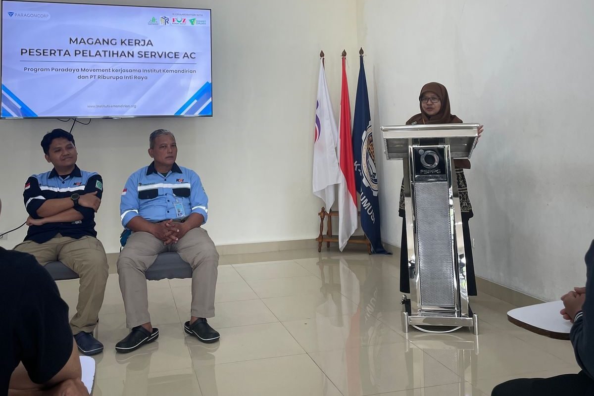 Sambutan Manager Fundraising dan Komunikasi Institut Kemandirian, Sri Apriyanti dalam simbolis penyaluran magang peserta service AC Institut Kemandirian ke PT Riburupa Intijaya.