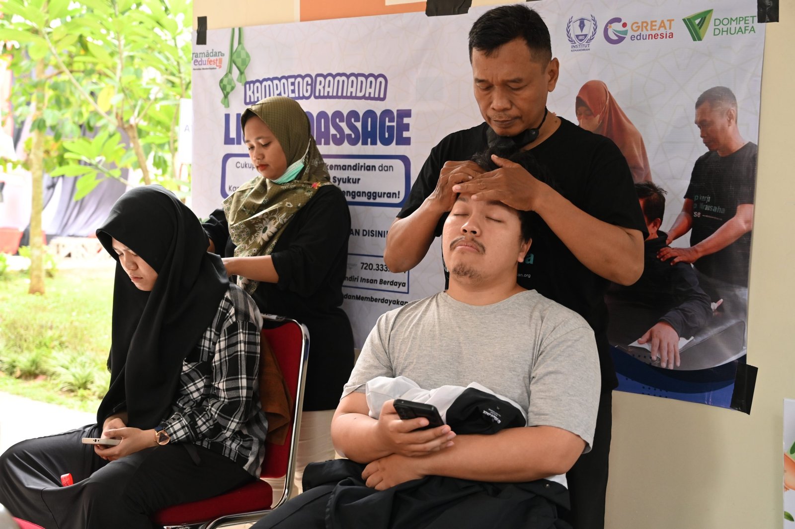 Para alumni memberikan pelayanan di kegiatan Kampoeng Ramadan, Tangerang Selatan, Ahad (16/03/2025)