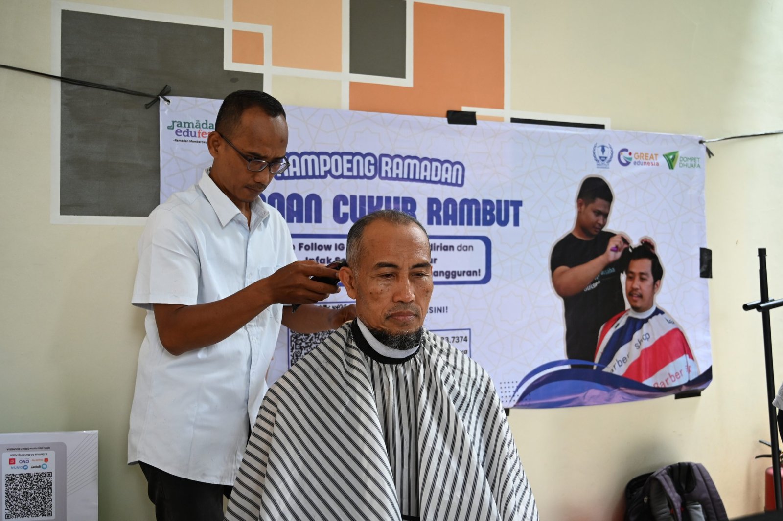 Para alumni memberikan pelayanan di kegiatan Kampoeng Ramadan, Tangerang Selatan, Ahad (16/03/2025)