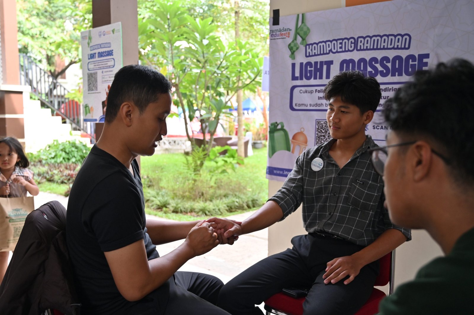 Pemberian pelayanan pijat kepada pengunjung, Tangerang Selatan, Ahad (16/03/2025)