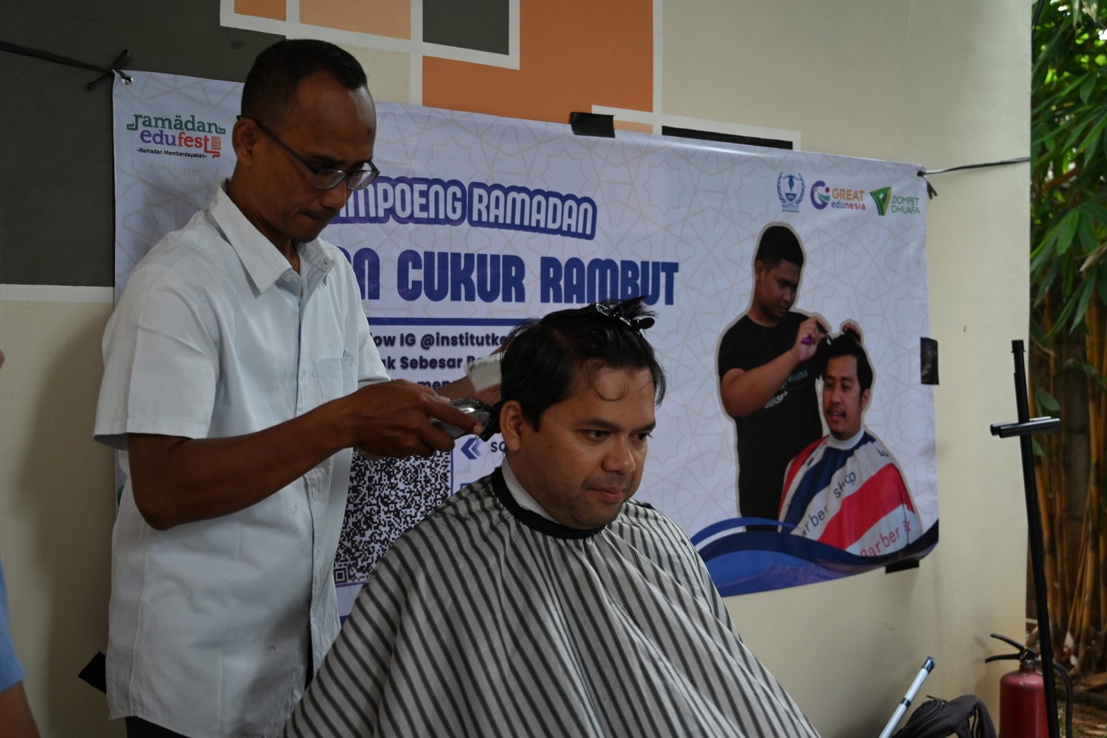 Pemberian pelayanan cukur rambut kepada pengunjung, Tangerang Selatan, Ahad (16/03/2025)