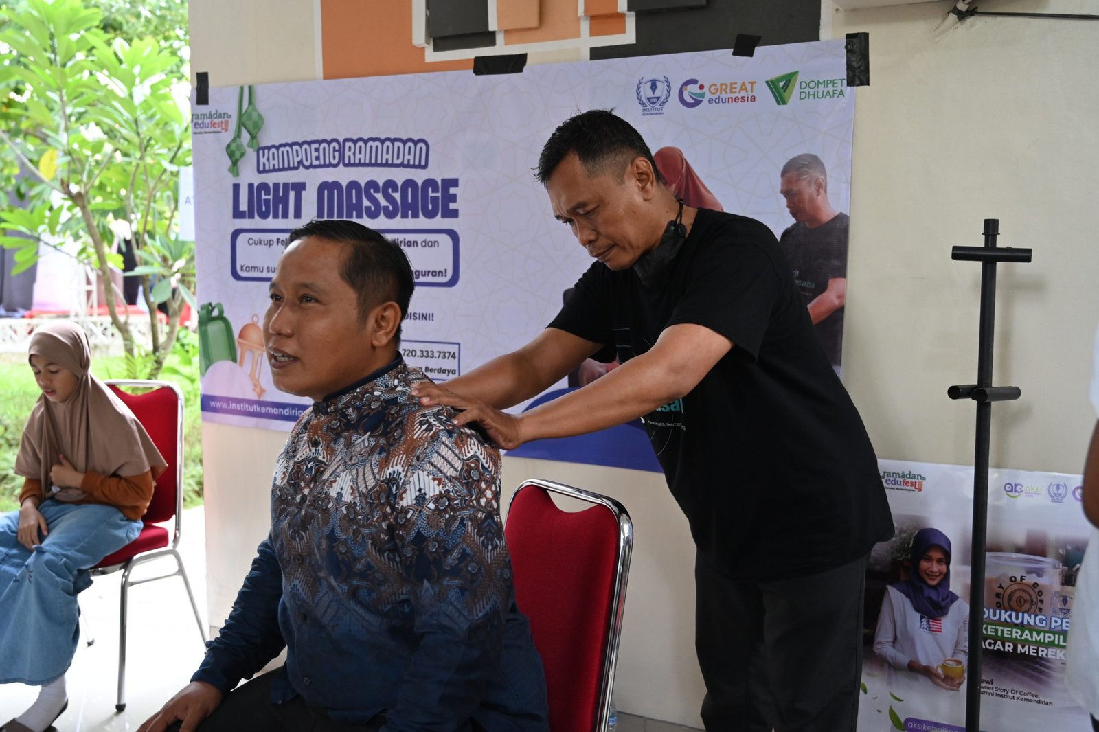 Pelayanan pijat untuk Narji salah satu artis dan komedian, Tangerang Selatan, Ahad (16/03/2025)