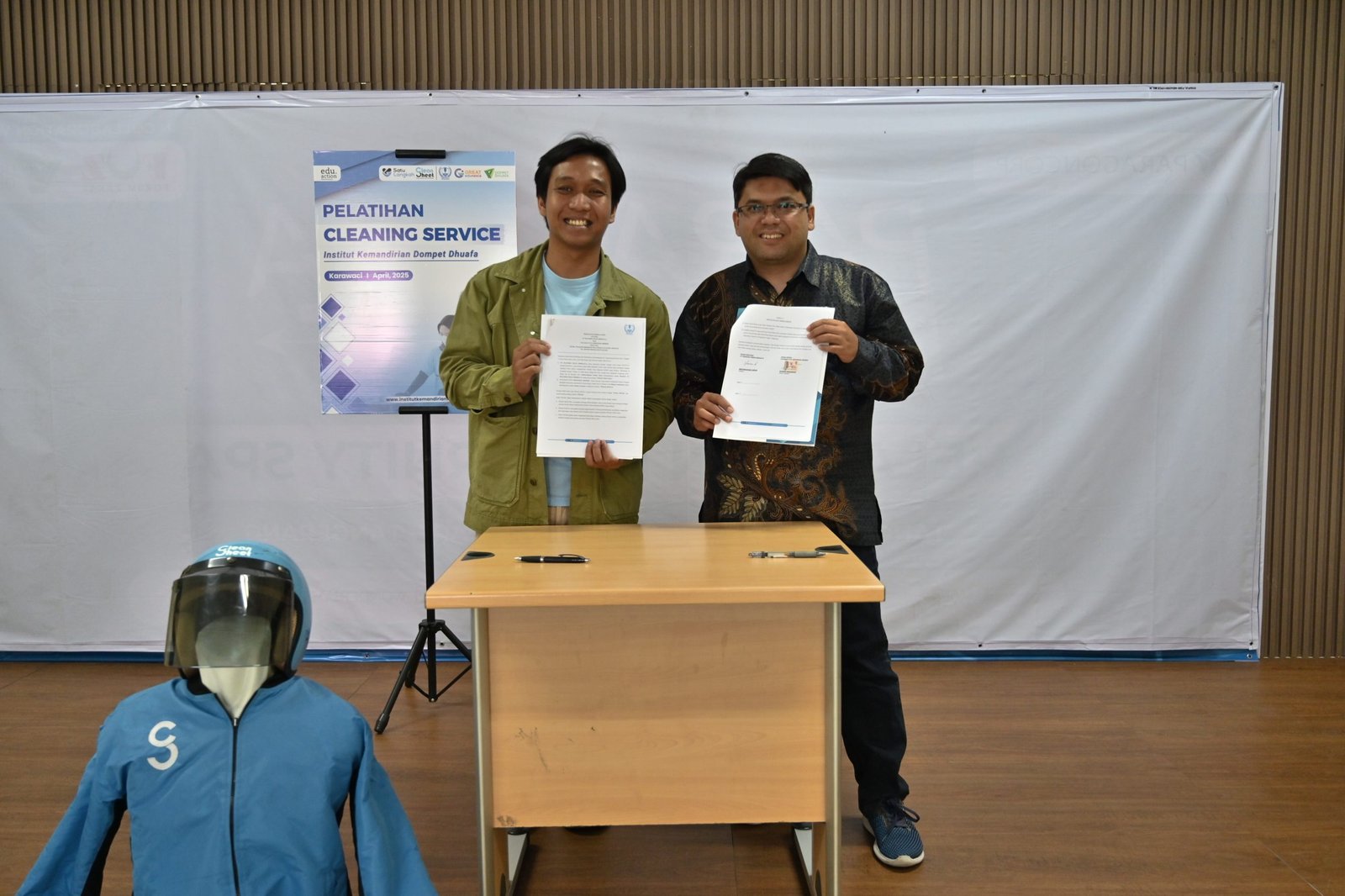 Penandatanganan MoU pelatihan cleaning service, Abdurrahman Usman, Direktur Institut Kemandirian, dan Dhiqon Naadamist, CEO Cleansheet (16/04/2025).
