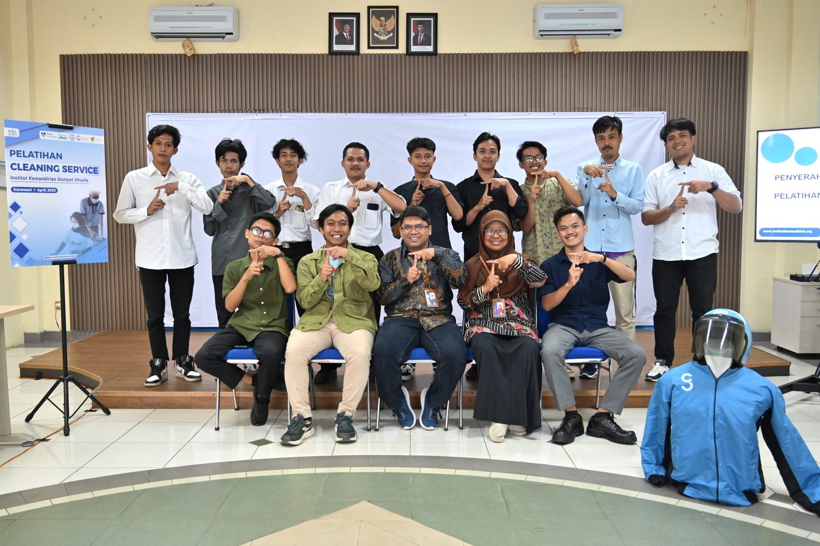 Peserta Pelatihan Cleaning Service Program Kolaborasi Institut Kemandirian dan Cleansheet dalam kegiatan pembukaan di Kampus Utama Institut Kemandirian, Tangerang, Rabu (16/04/2025).