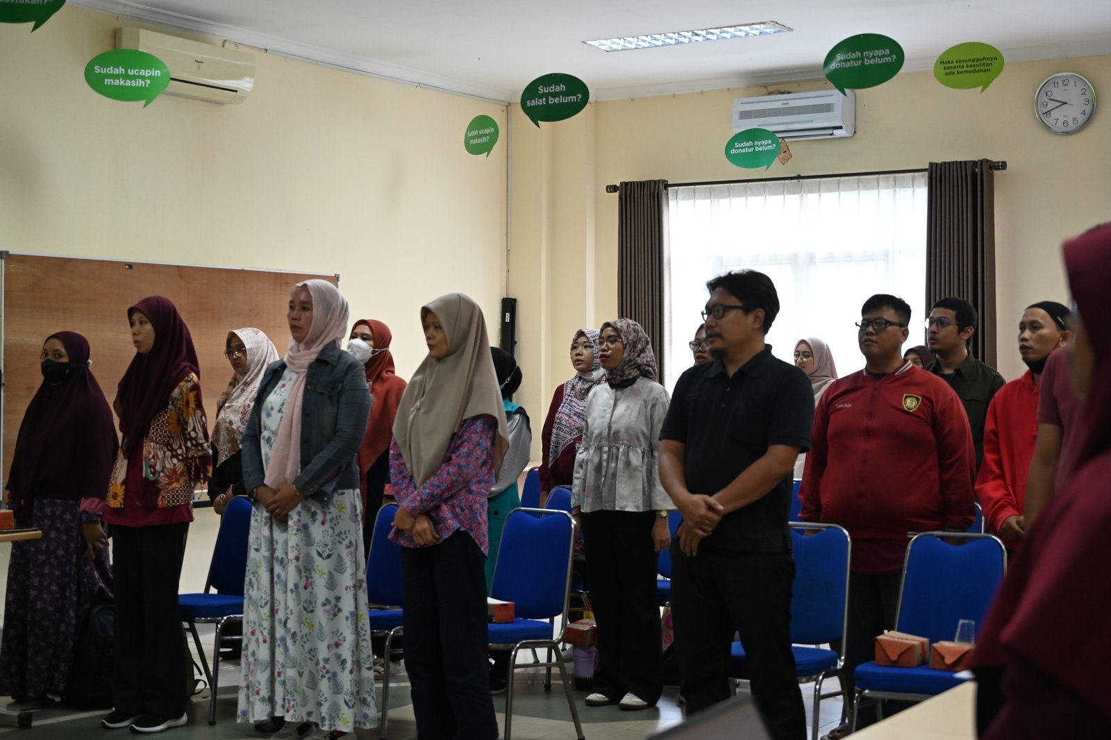 Peserta Pelatihan Maternity Spa & Terapis Bekam Program Kolaborasi Institut Kemandirian dan Paragon dalam kegiatan pembukaan di Kampus Utama Institut Kemandirian, Tangerang, Senin (21/04/2025).