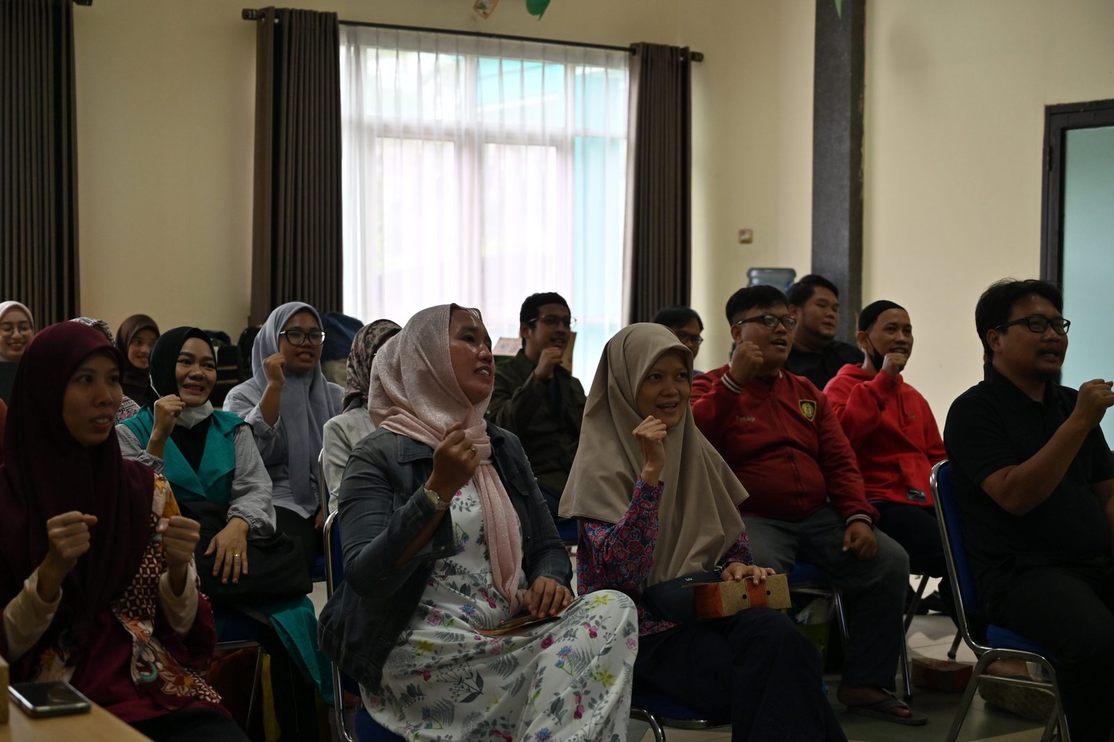 Peserta Pelatihan Maternity Spa & Terapis Bekam Program Kolaborasi Institut Kemandirian dan Paragon dalam kegiatan pembukaan di Kampus Utama Institut Kemandirian, Tangerang, Senin (21/04/2025).