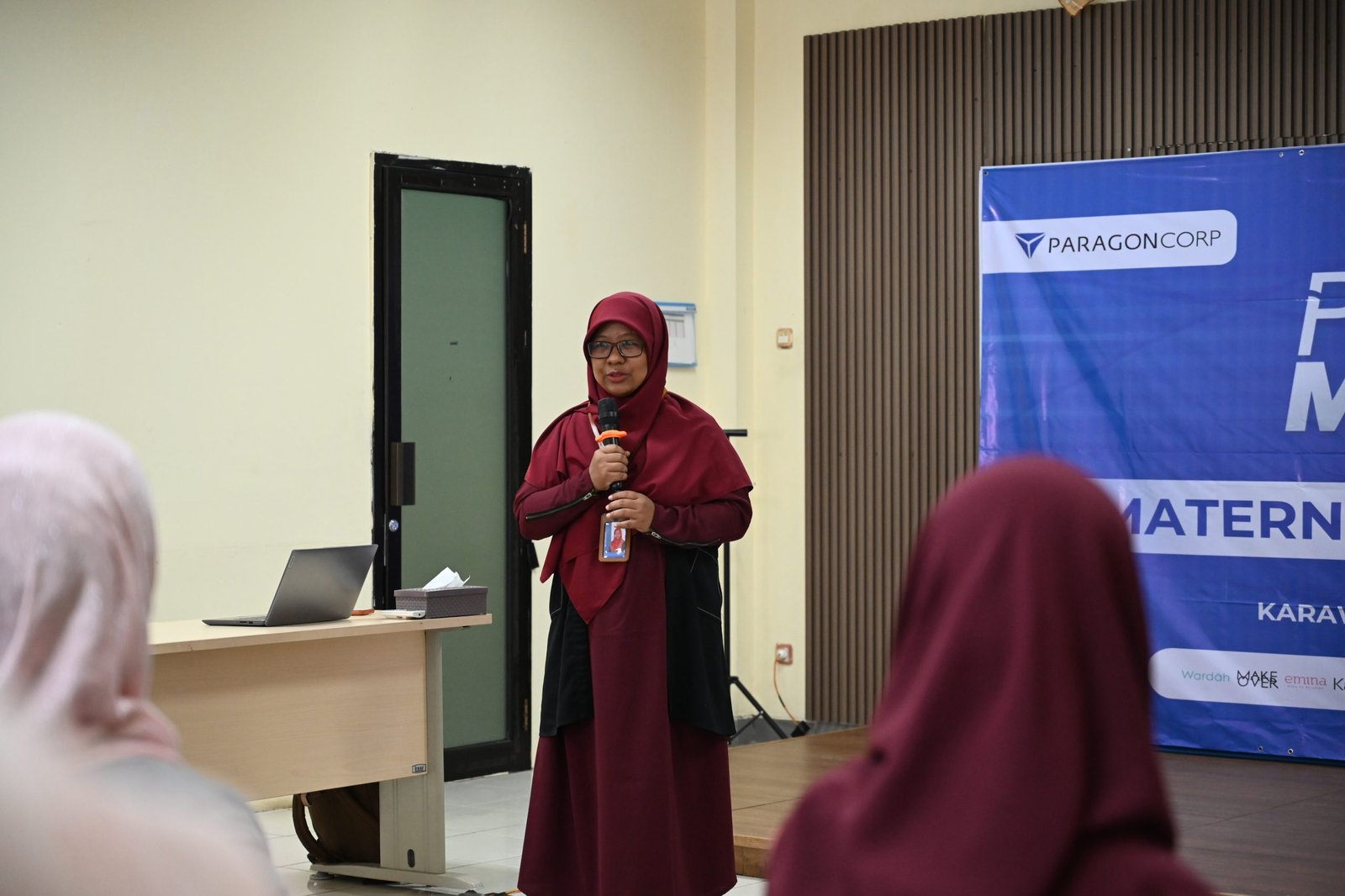 Sri Apriyanti, Manager Program Development Institut kemandirian, dalm sambutan pembukaan Pelatihan Maternity Spa & Terapis Bekam Program Kolaborasi Institut Kemandirian dan Paragon, Tangerang, Senin (21/04/2025).