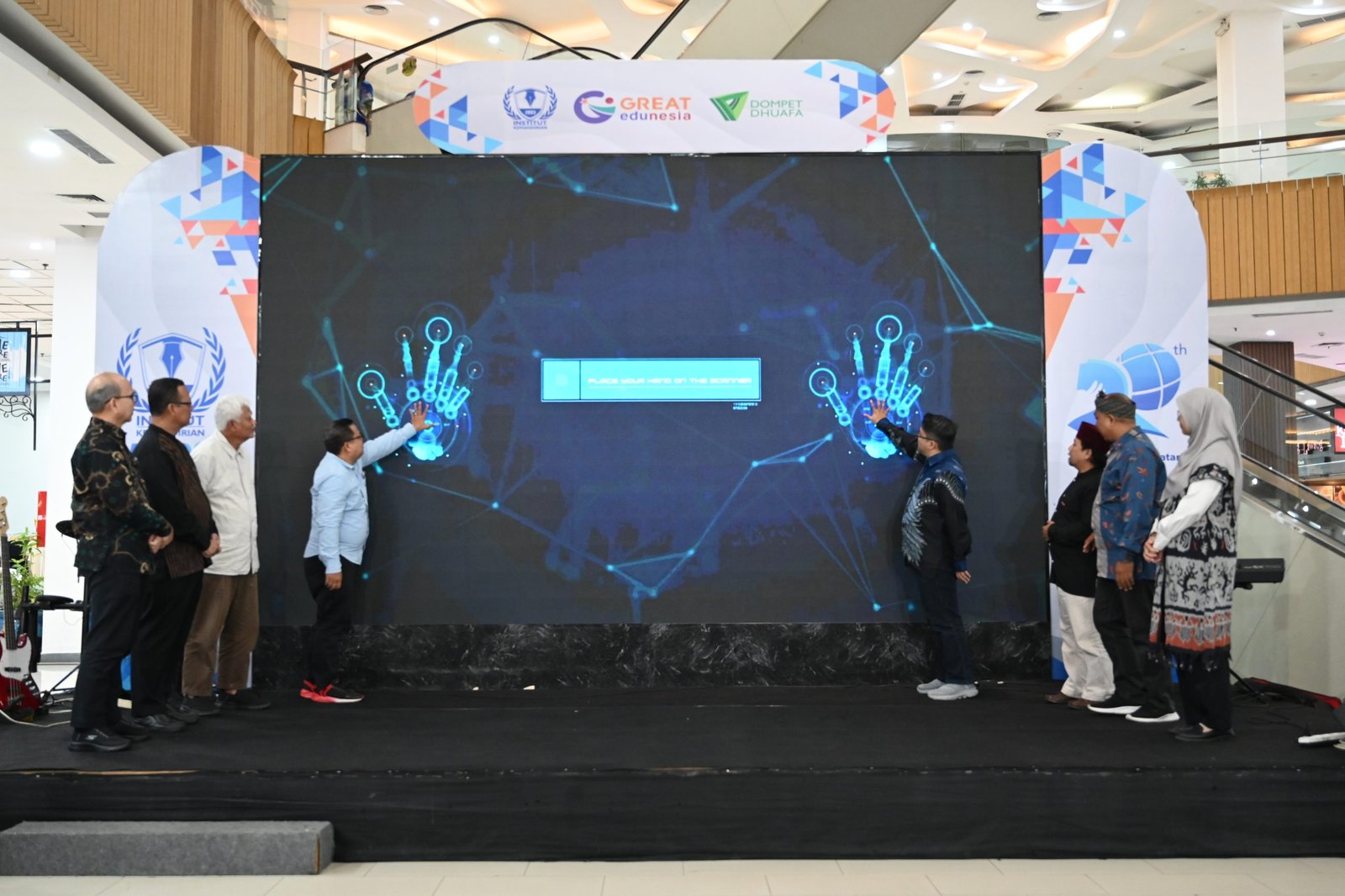 Peluncuran Gercep.ID oleh Abdurrahman Usman, Direktur Institut Kemandirian dan Yayat Hidayatullah, Ketua Pengurus Koperasi Jasa Global Ekosistem Nusantara