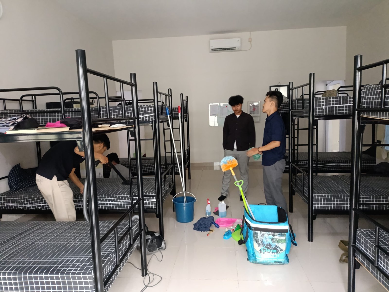 Peserta melakukan praktek langsung membersihkan asrama dalam pelatihan pada Rabu (16/04/2025).