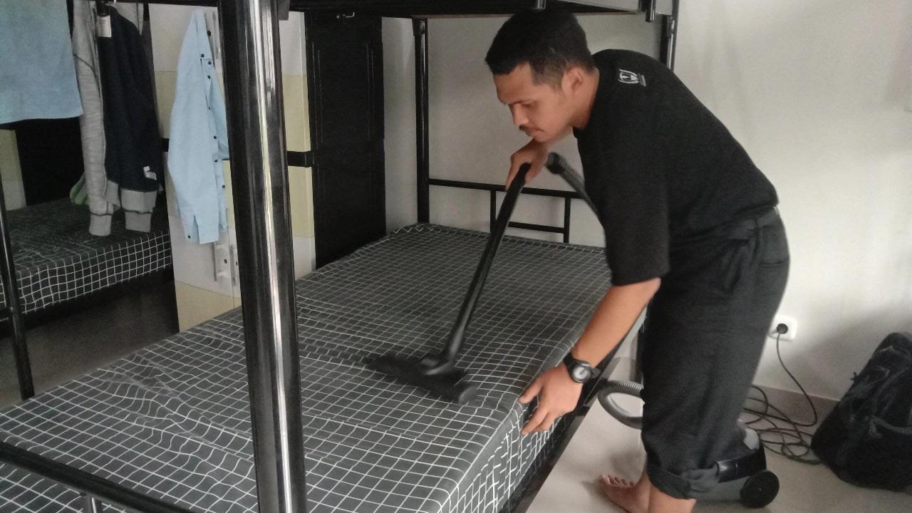 Peserta melakukan praktek langsung membersihkan asrama dalam pelatihan pada Rabu (16/04/2025).