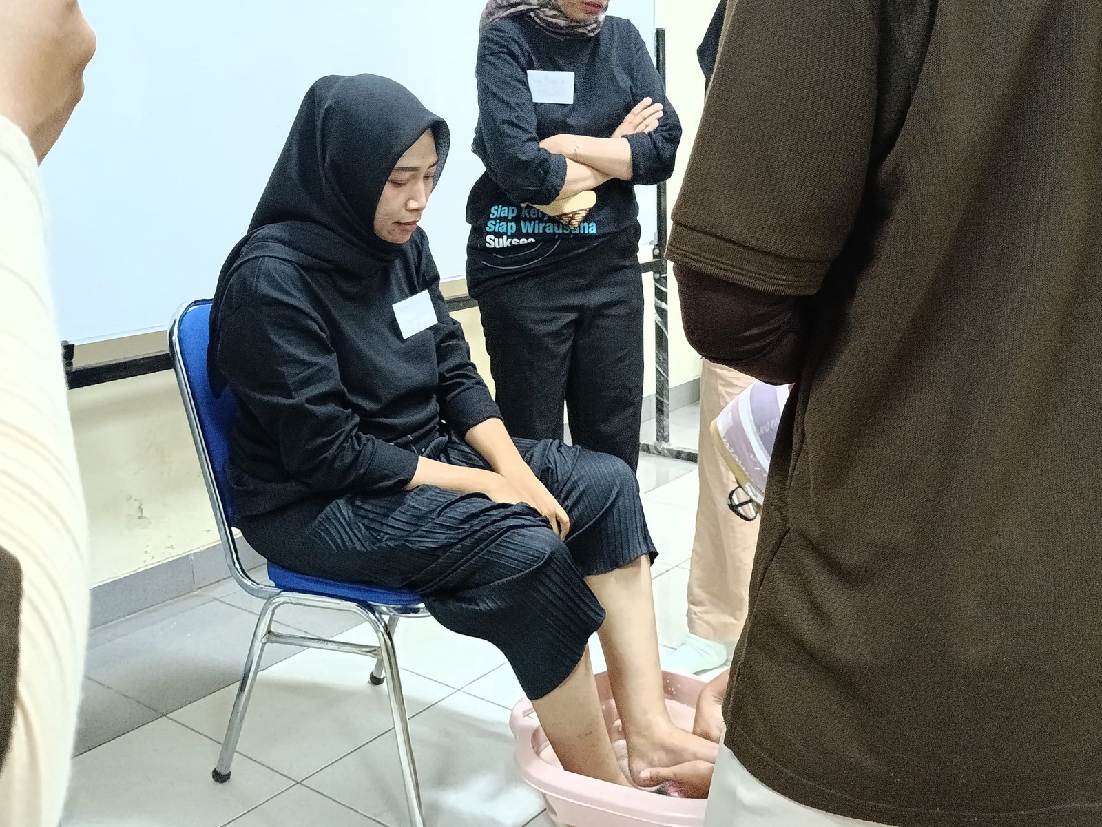 Peserta melakukan praktek langsung tahap mencuci kaki costumer dalam pelatihan Maternity Spa pada Senin (21/04/2025).