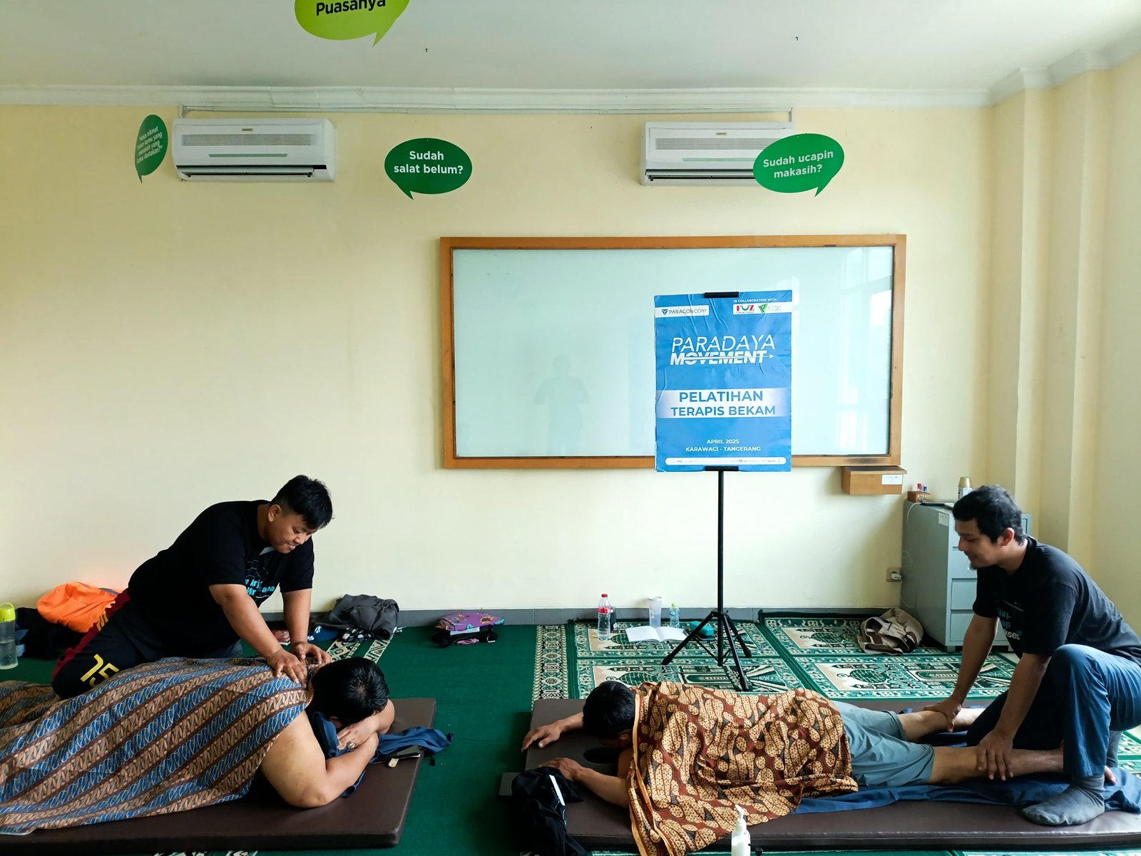 Peserta melakukan praktek langsung dalam pelatihan Terapis Bekam pada Senin (21/04/2025).